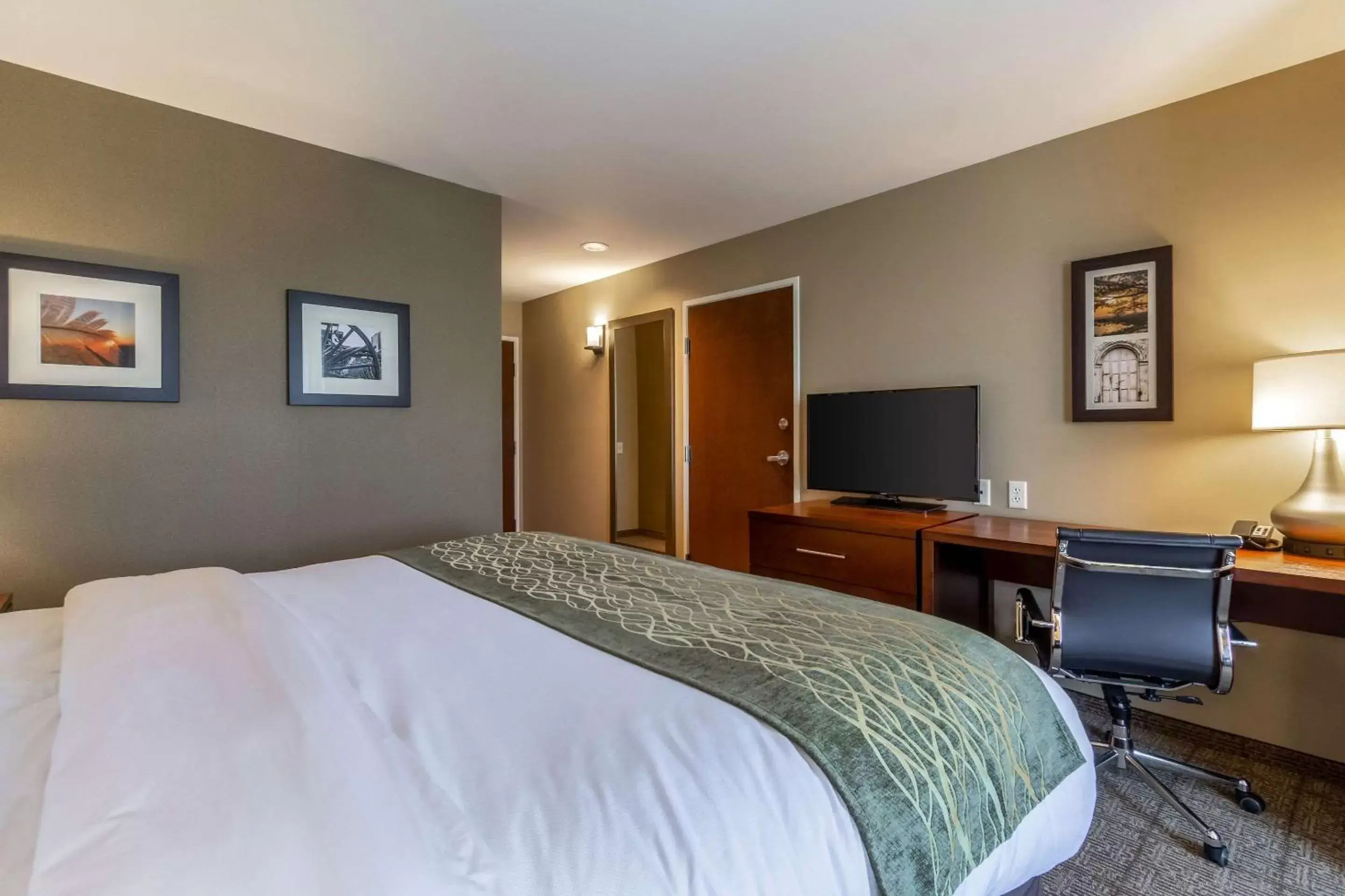 Photo of the whole room, TV/Entertainment Center in Comfort Inn & Suites - Harrisburg Airport - Hershey South