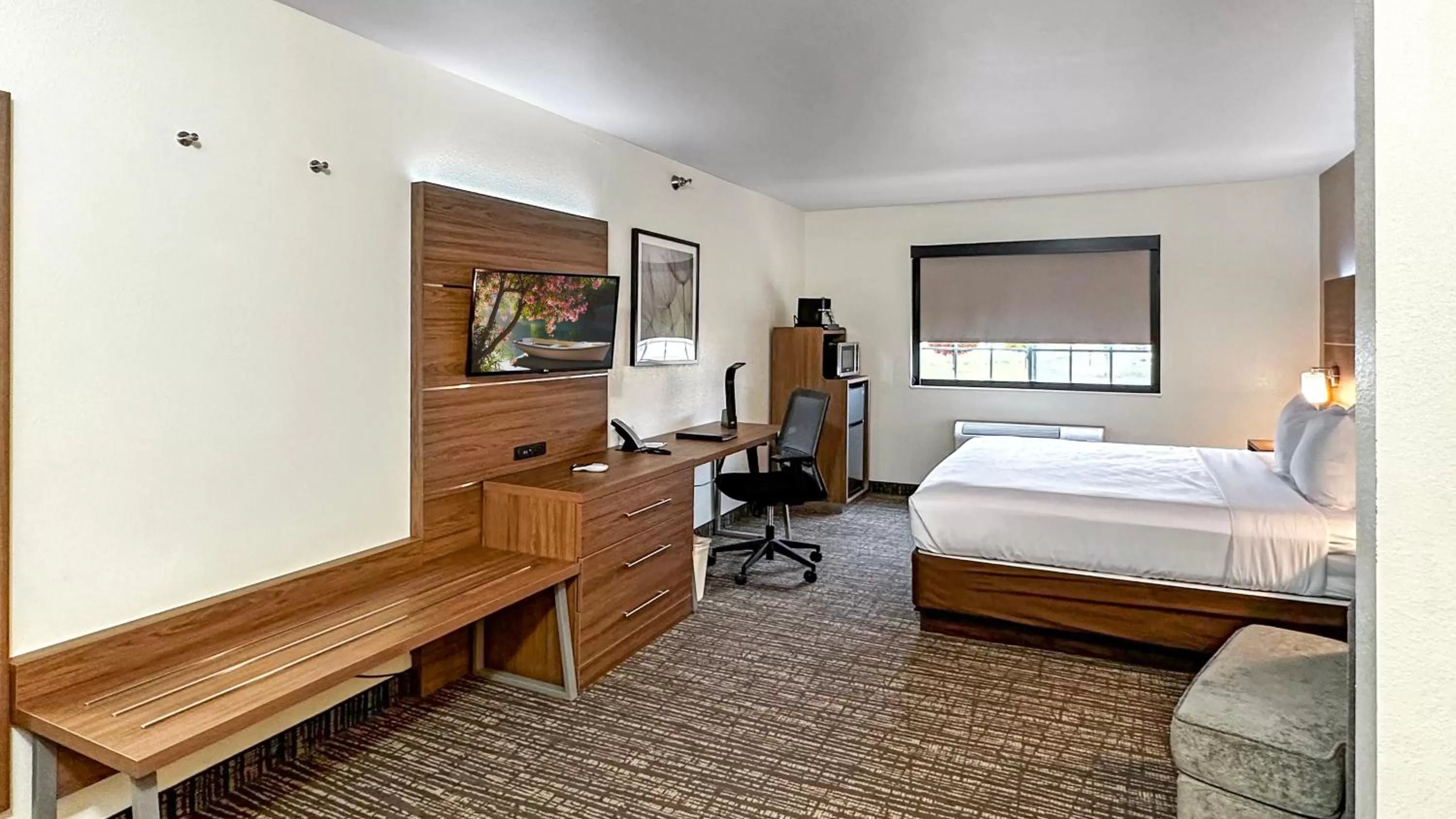 Photo of the whole room, Bed in Estherville Hotel & Suites