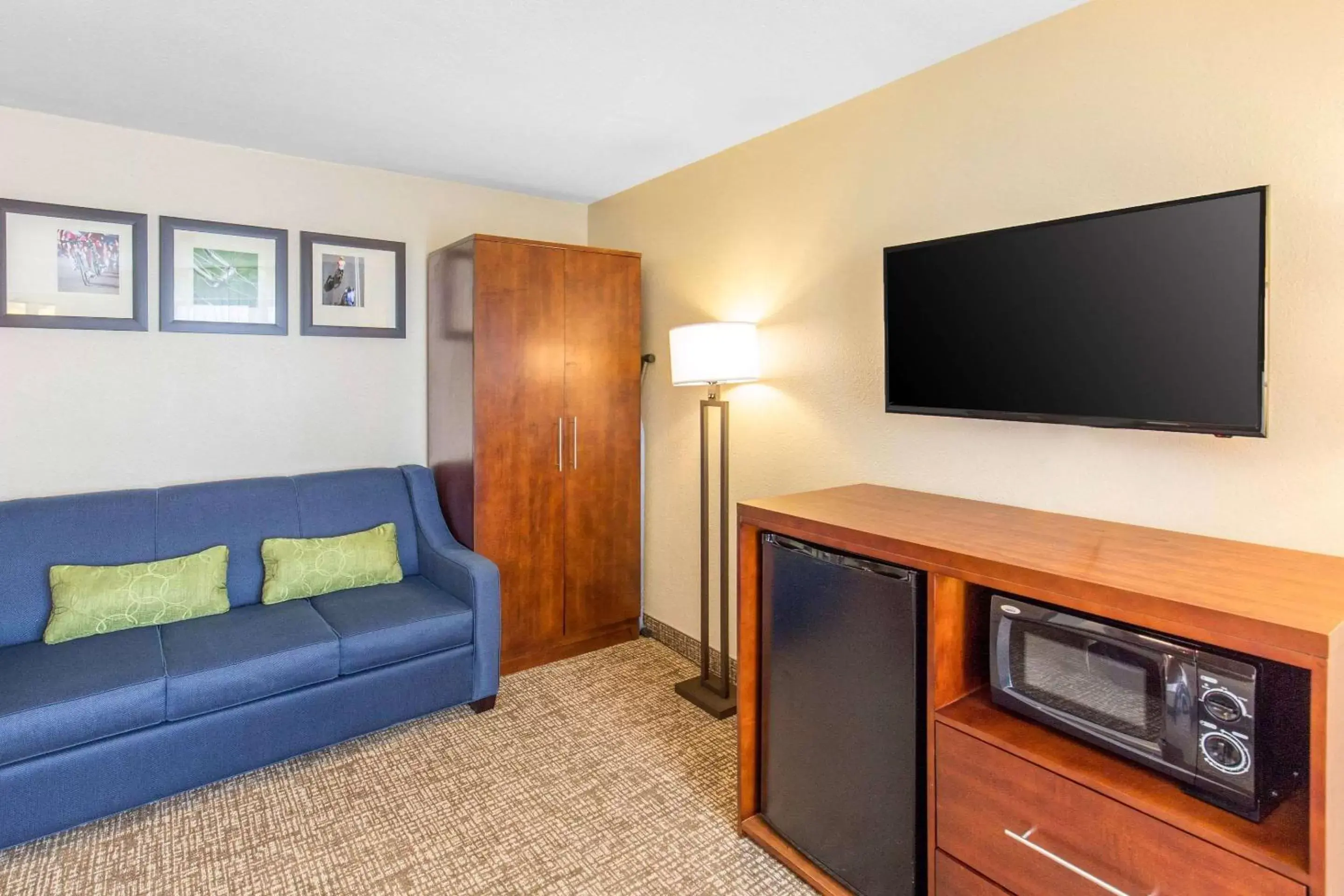 Photo of the whole room, TV/Entertainment Center in Comfort Inn Wichita Falls North