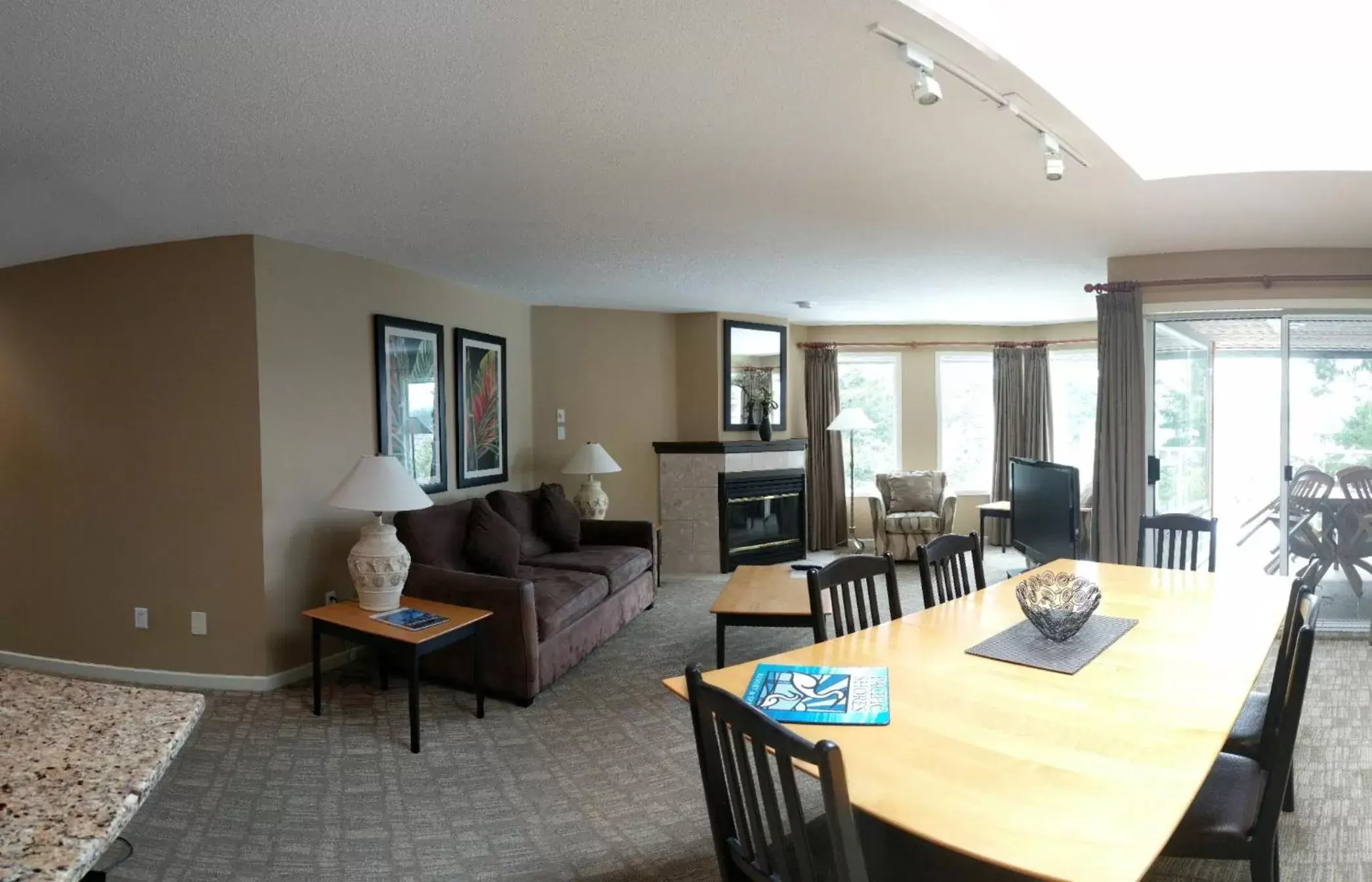 Living room in Pacific Shores Resort & Spa