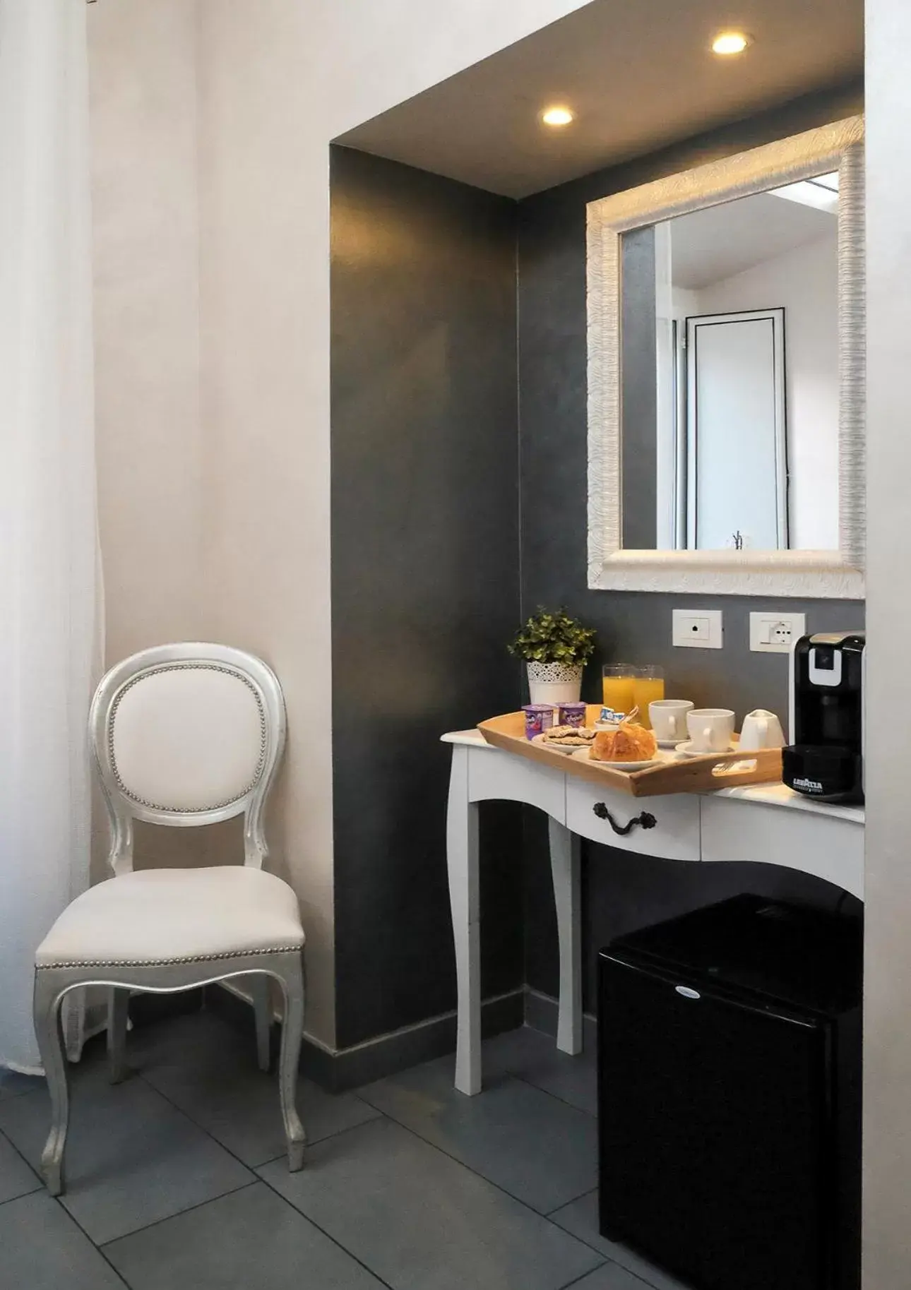 Coffee/tea facilities, Bathroom in Relais Cavour Inn