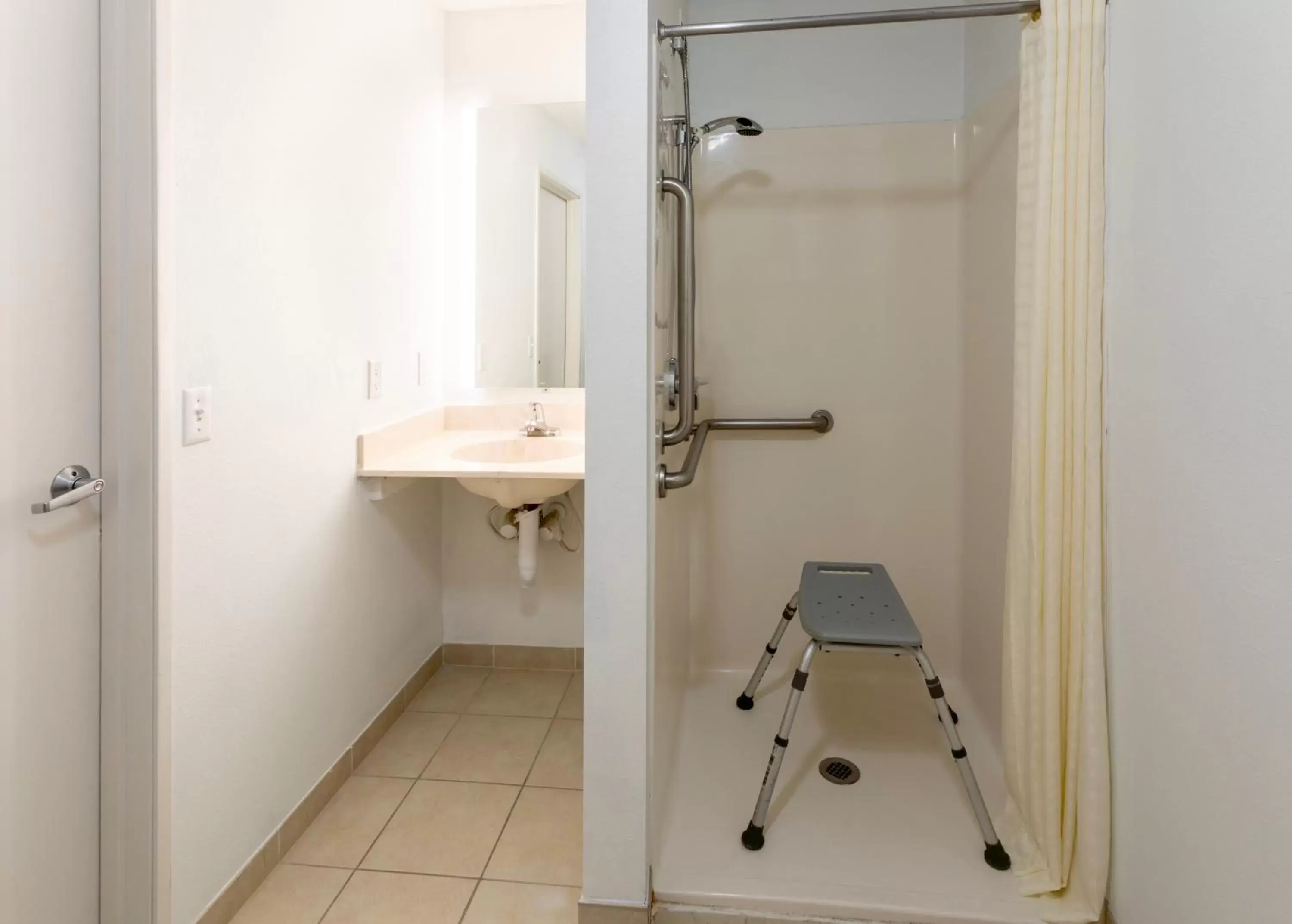 Bathroom in Grandstay Apple Valley