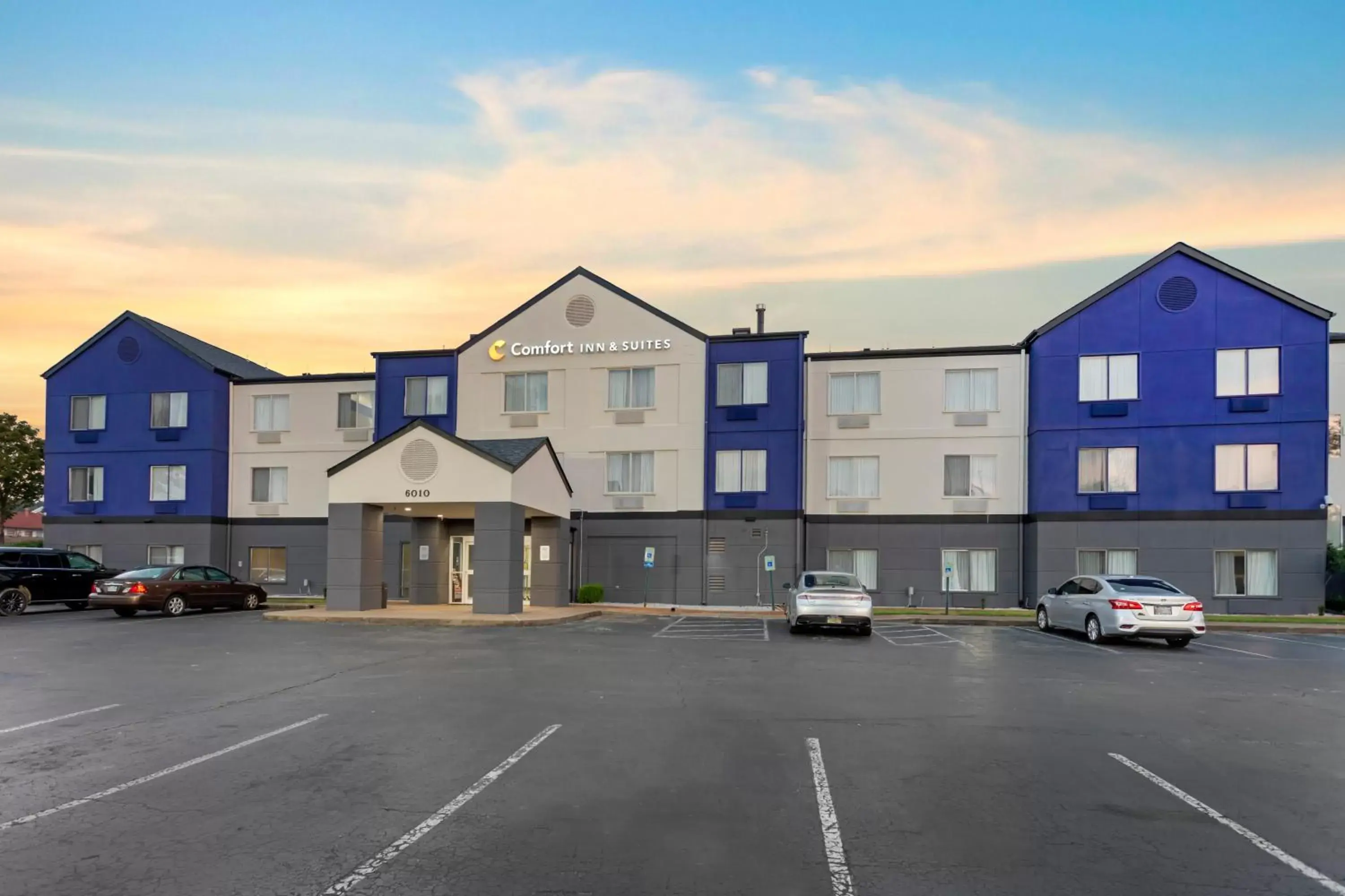 Property Building in Comfort Inn & Suites