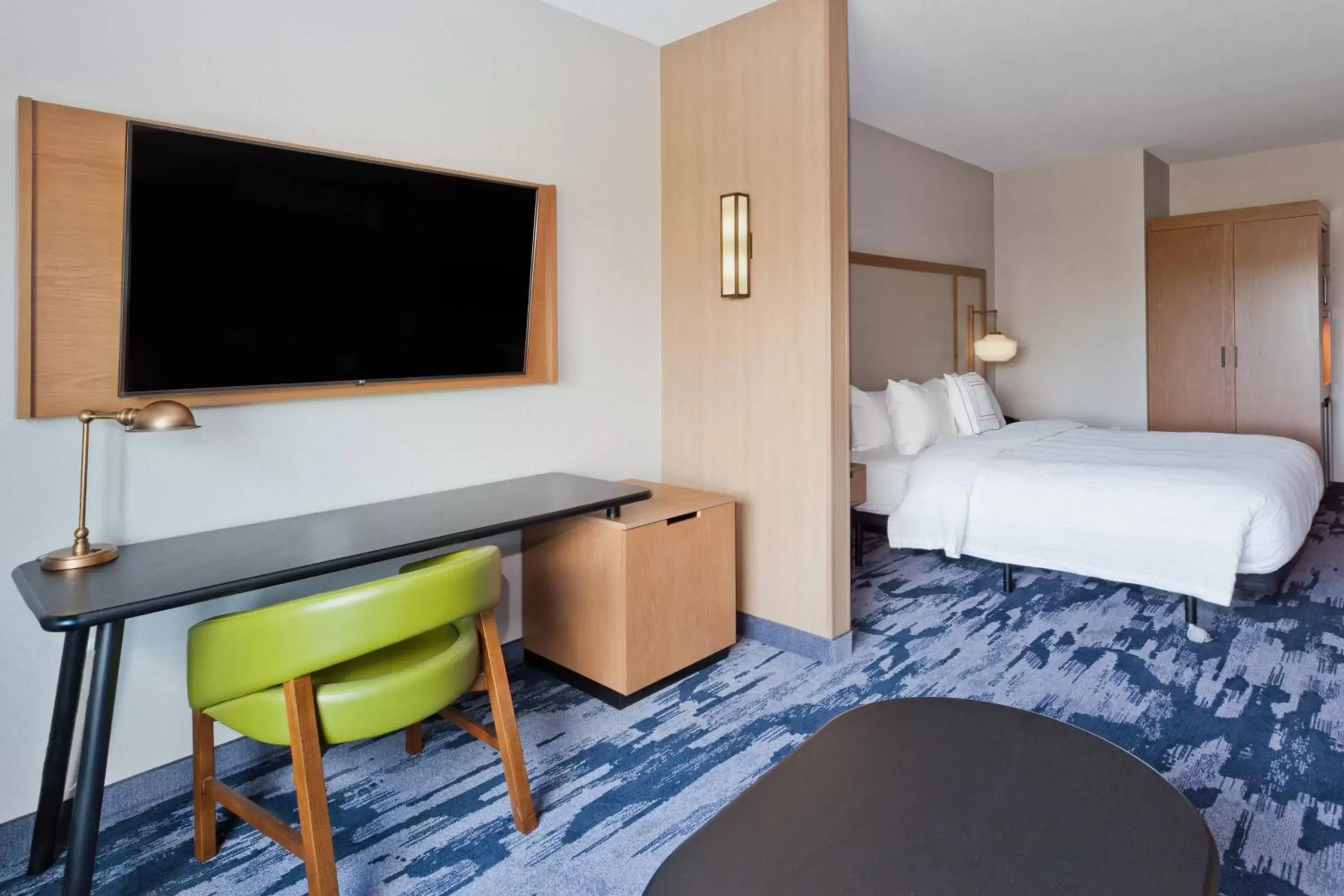 Photo of the whole room, Bed in Fairfield Inn & Suites by Marriott Birmingham Colonnade