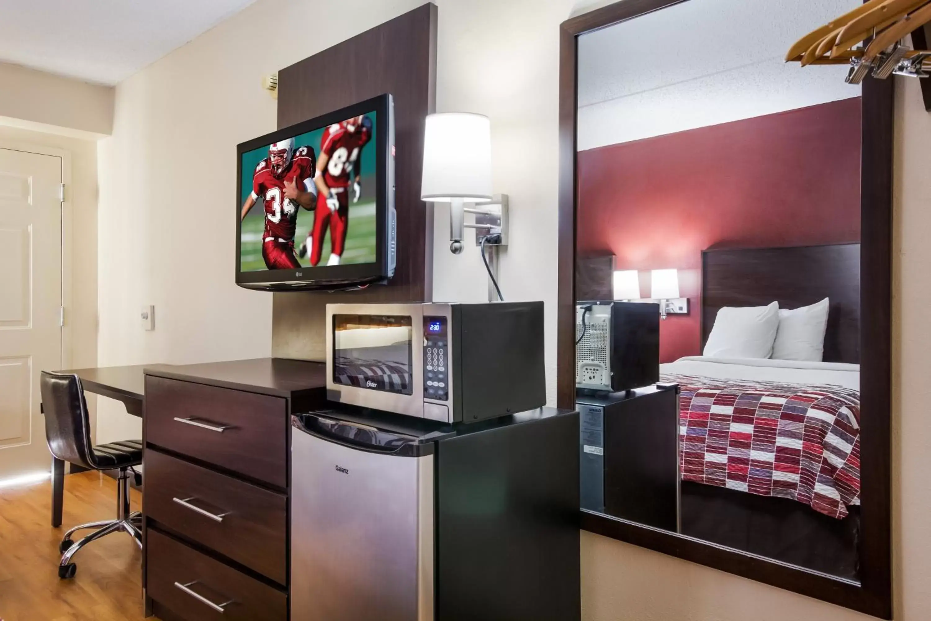 Photo of the whole room, TV/Entertainment Center in Red Roof Inn Shelbyville