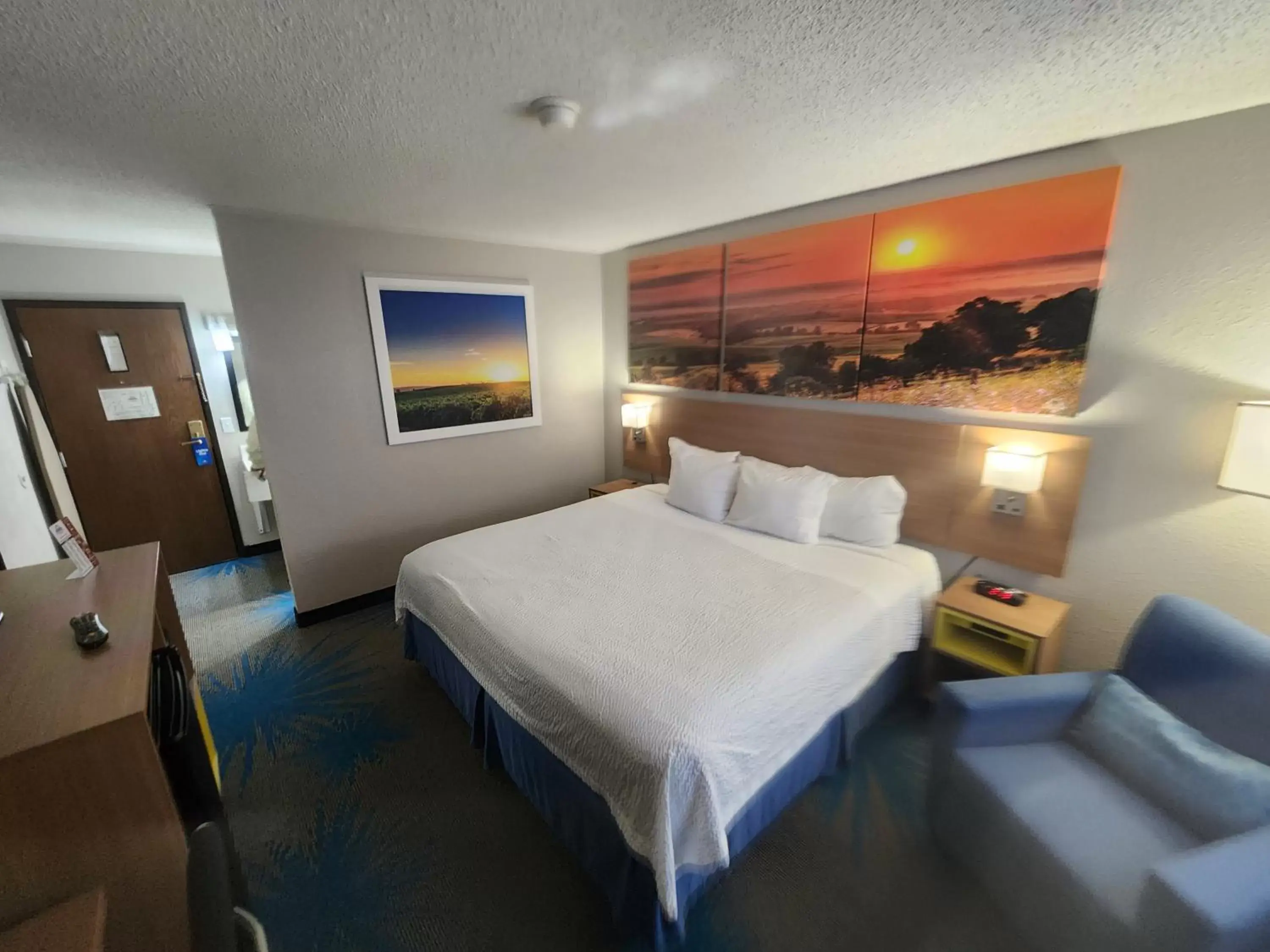 Photo of the whole room, Bed in Days Inn by Wyndham Sioux Falls Airport