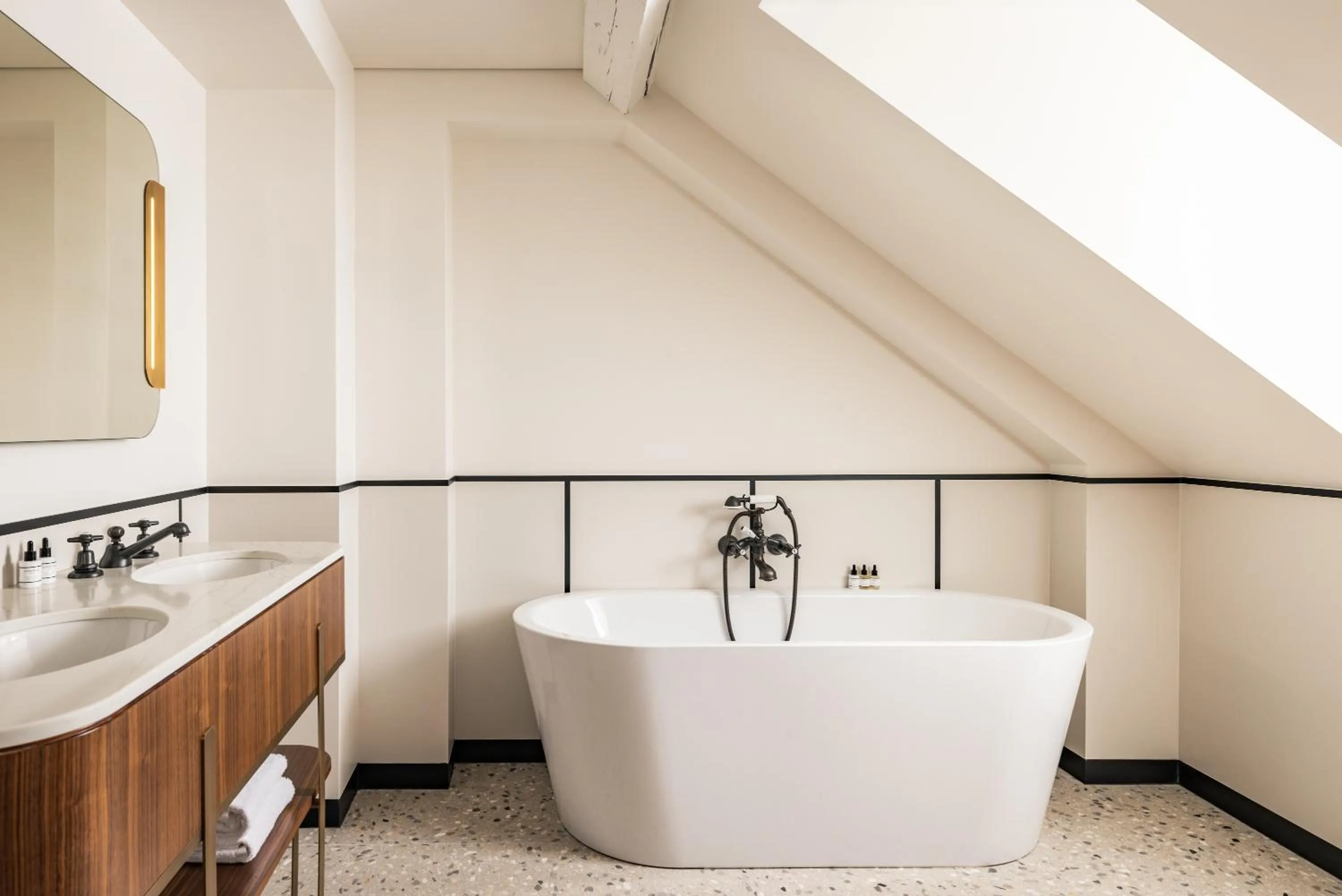 Bathroom in Pavillon Faubourg Saint-Germain & Spa