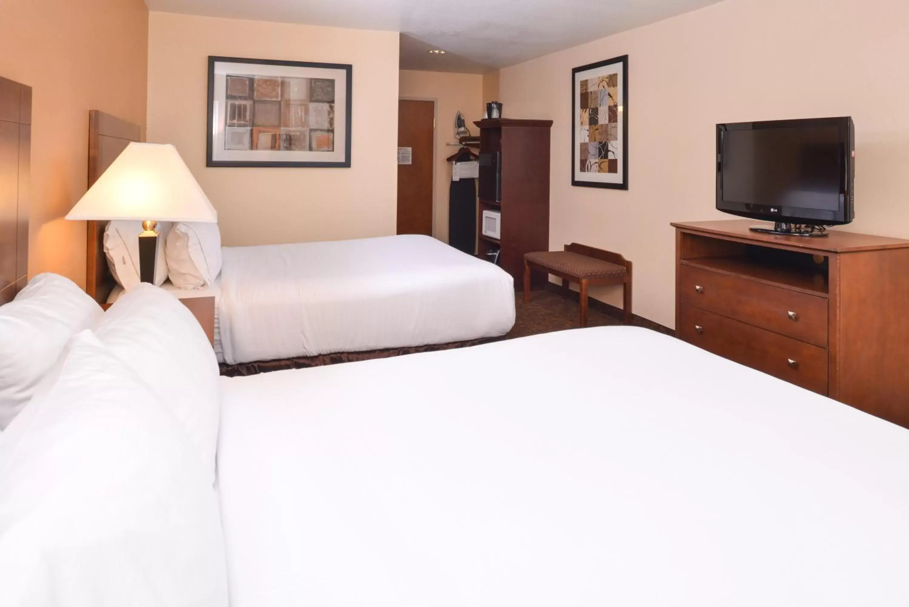 Photo of the whole room, Bed in Holiday Inn Express Morgantown, an IHG Hotel