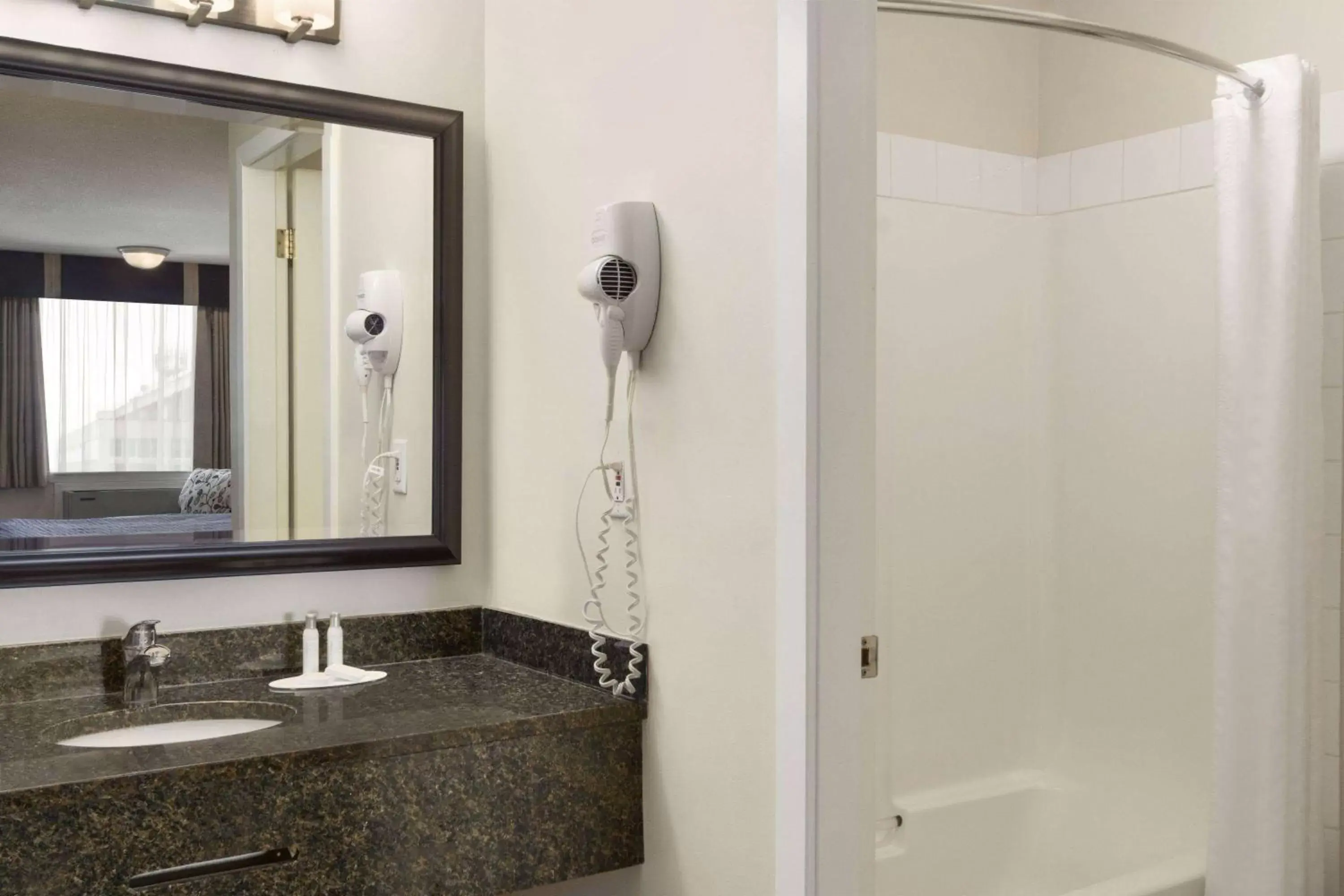 TV and multimedia, Bathroom in Travelodge by Wyndham Kamloops Mountview