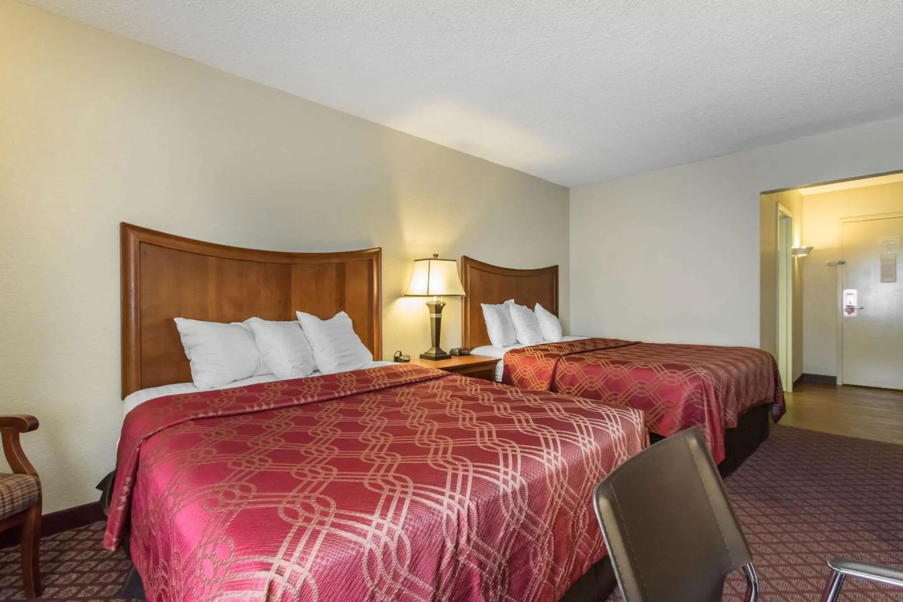 Photo of the whole room, Bed in Econo Lodge Inn & Suites Joplin