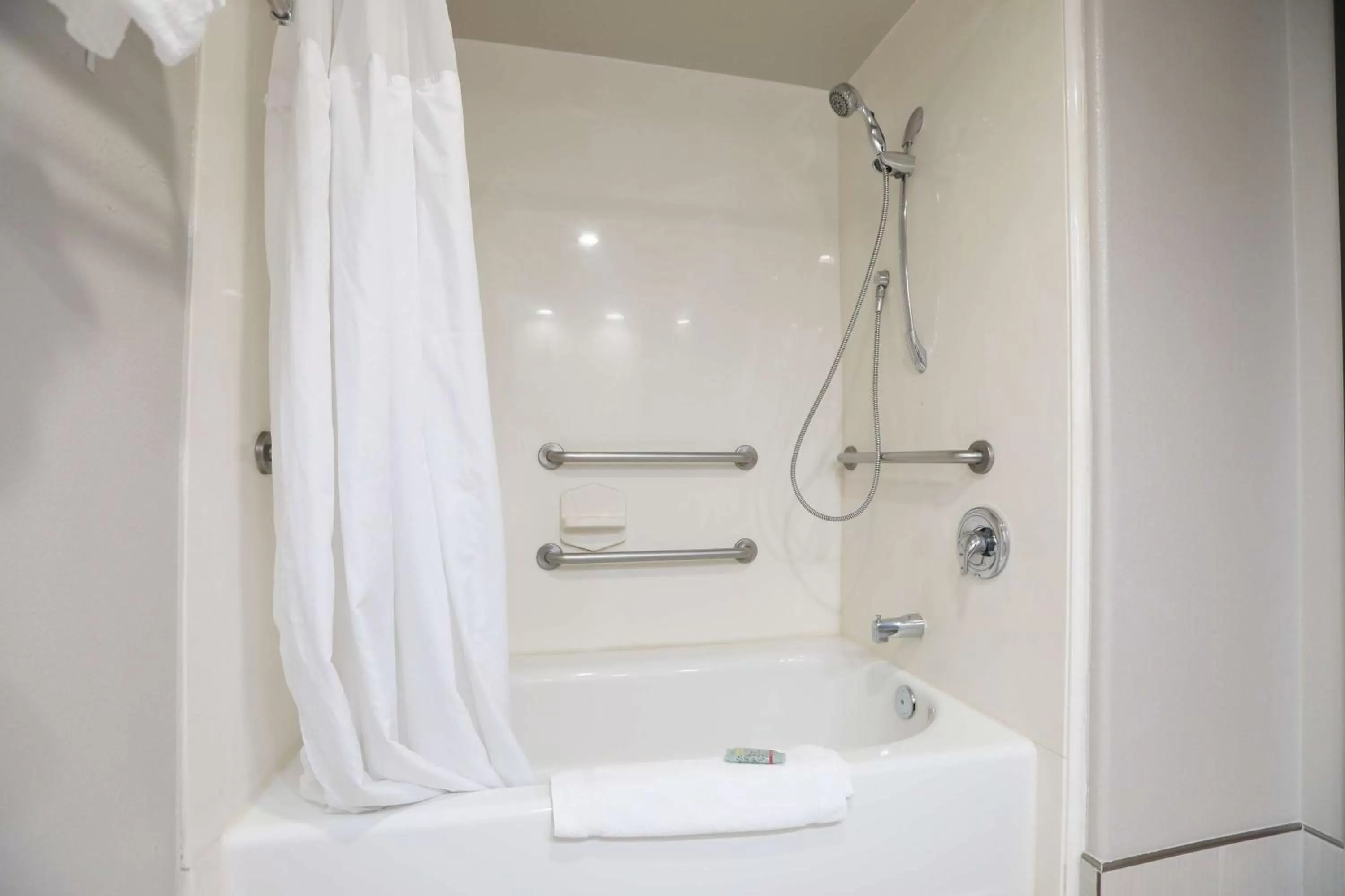 Bathroom in Best Western Lanai Garden Inn & Suites