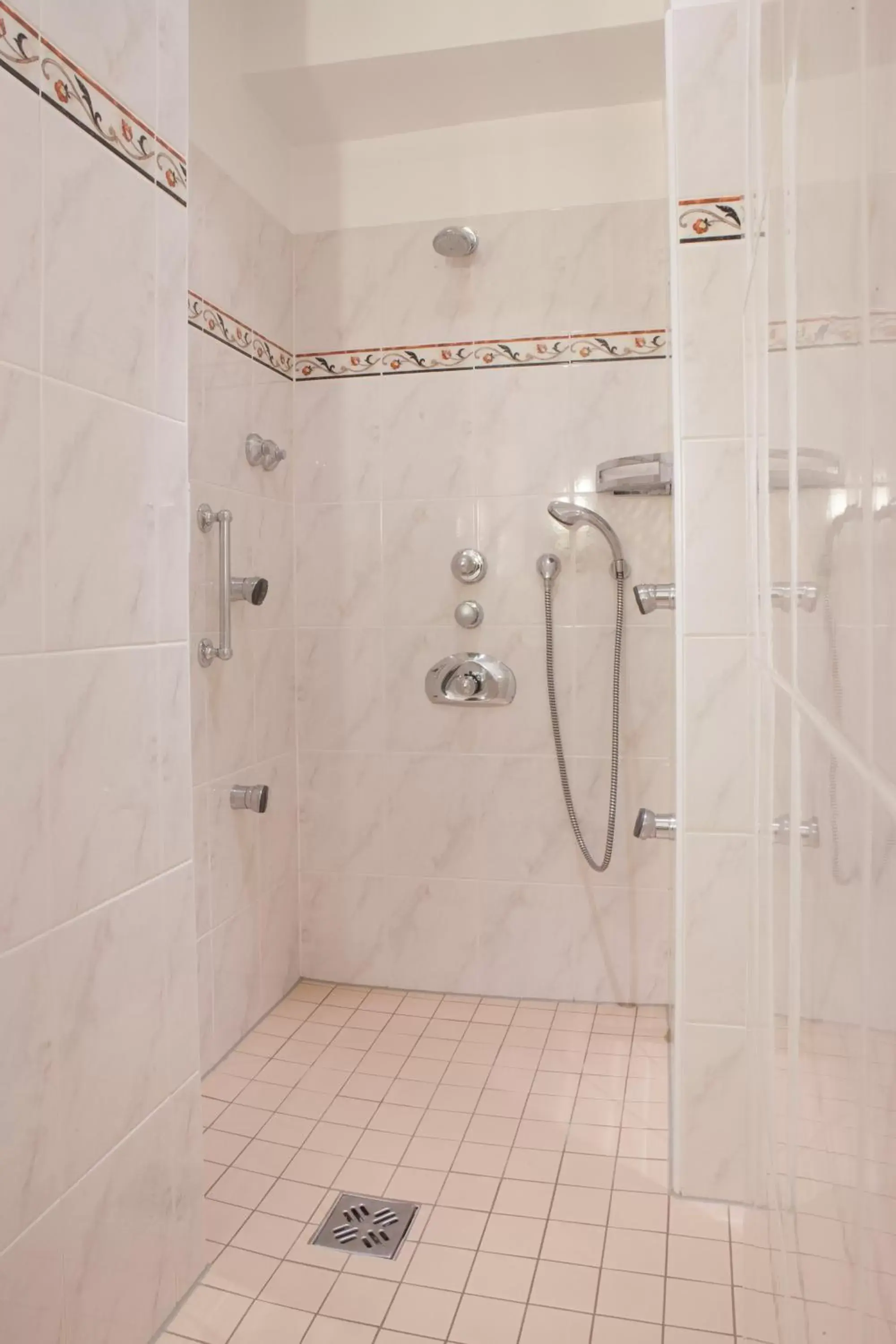 Bathroom in Hotel Kaiserin Elisabeth Bathroom in Hotel Kaiserin Elisabeth