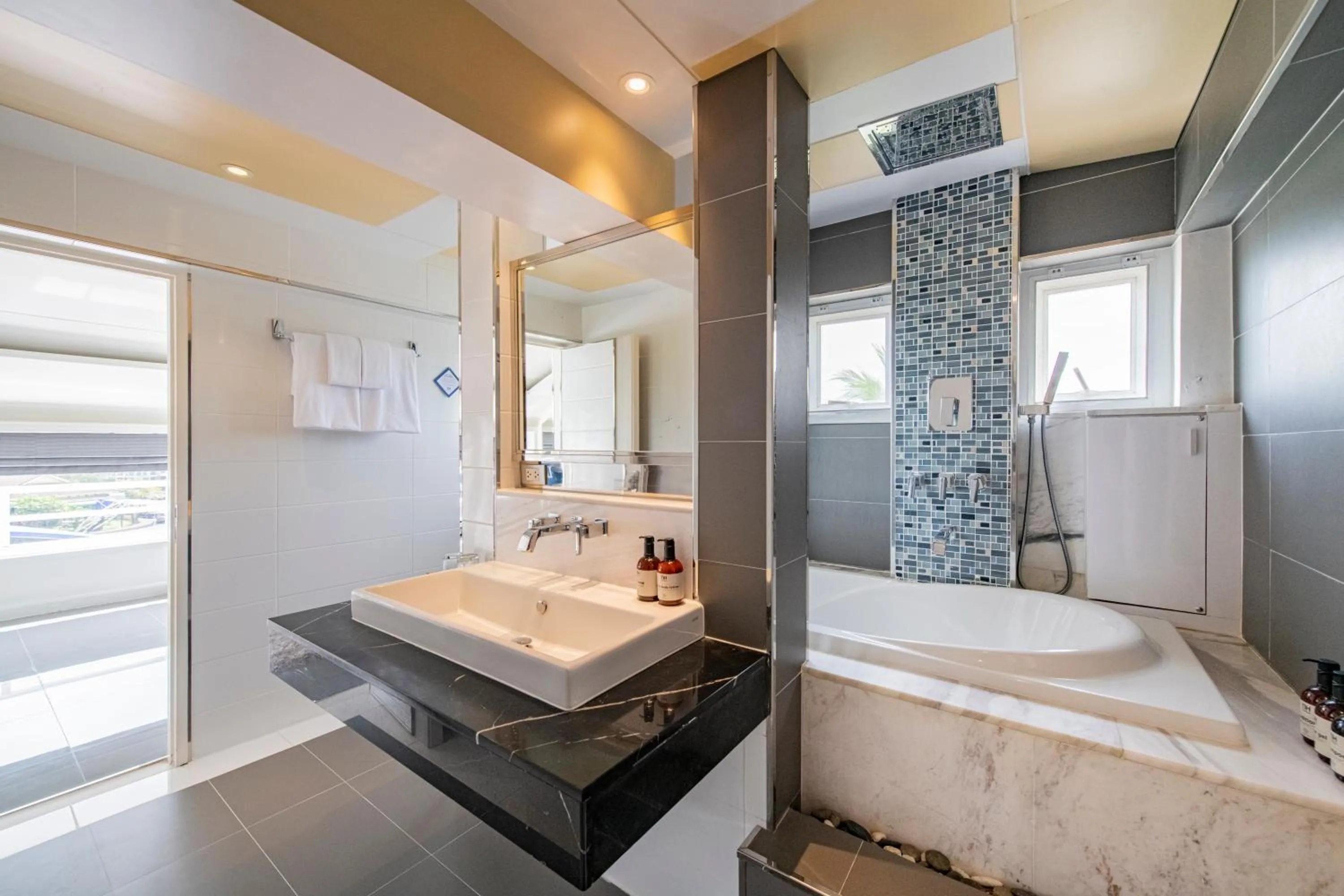 Bathroom in NH Boat Lagoon Phuket Resort