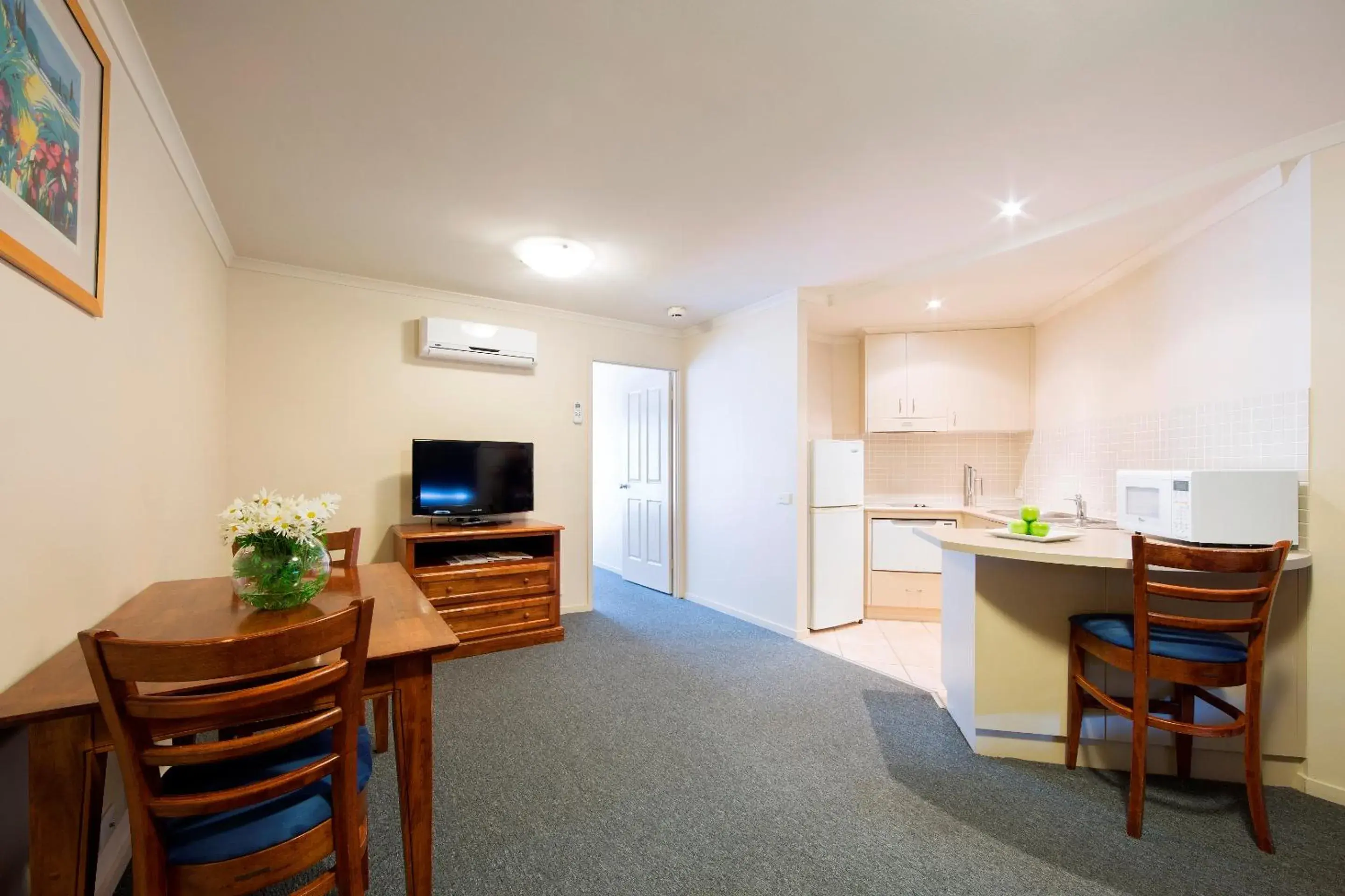 Kitchen or kitchenette, Dining Area in Canberra Parklands Central Apartment Hotel