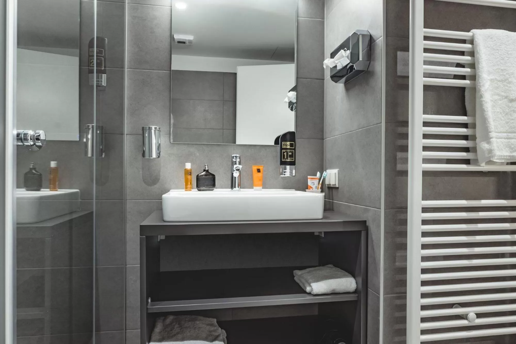 Shower in Oliver Apartments | contactless check-in