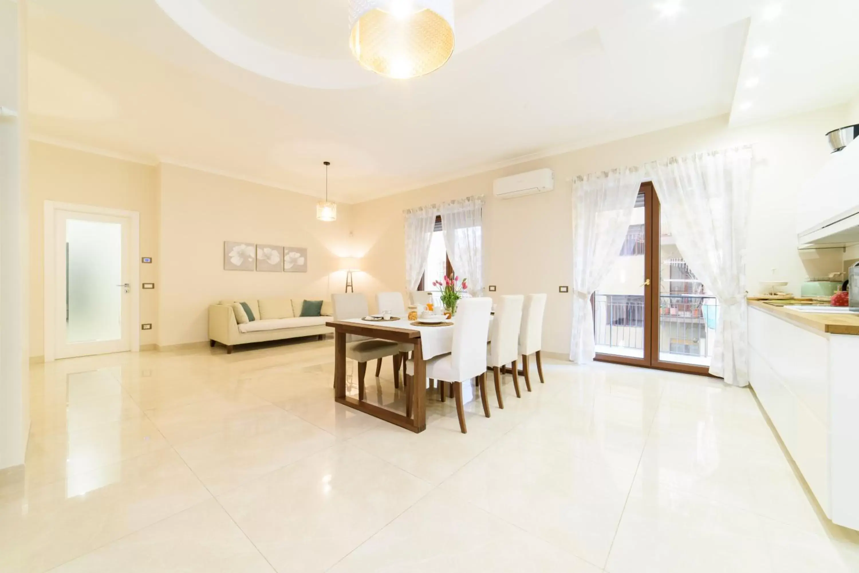 Living room, Dining Area in HomeAway Salerno