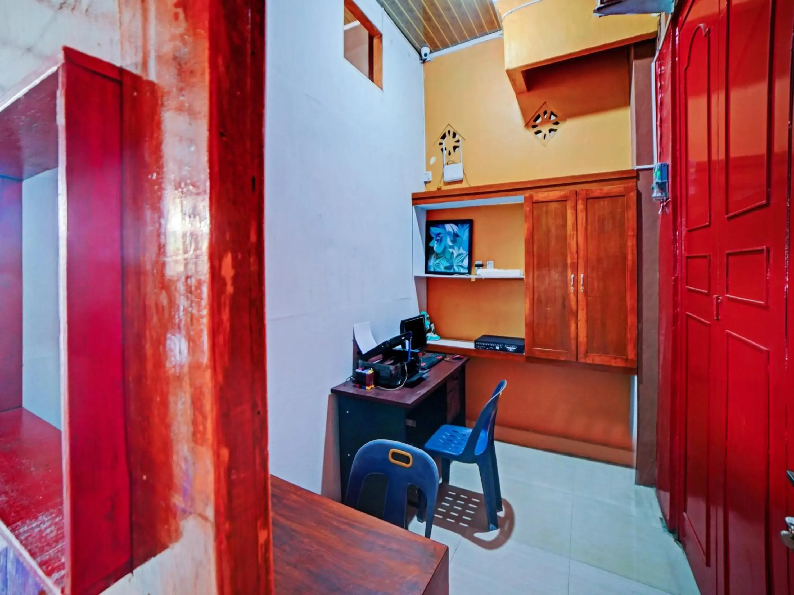 Lobby or reception, TV/Entertainment Center in OYO 90387 Sepakat Guest House