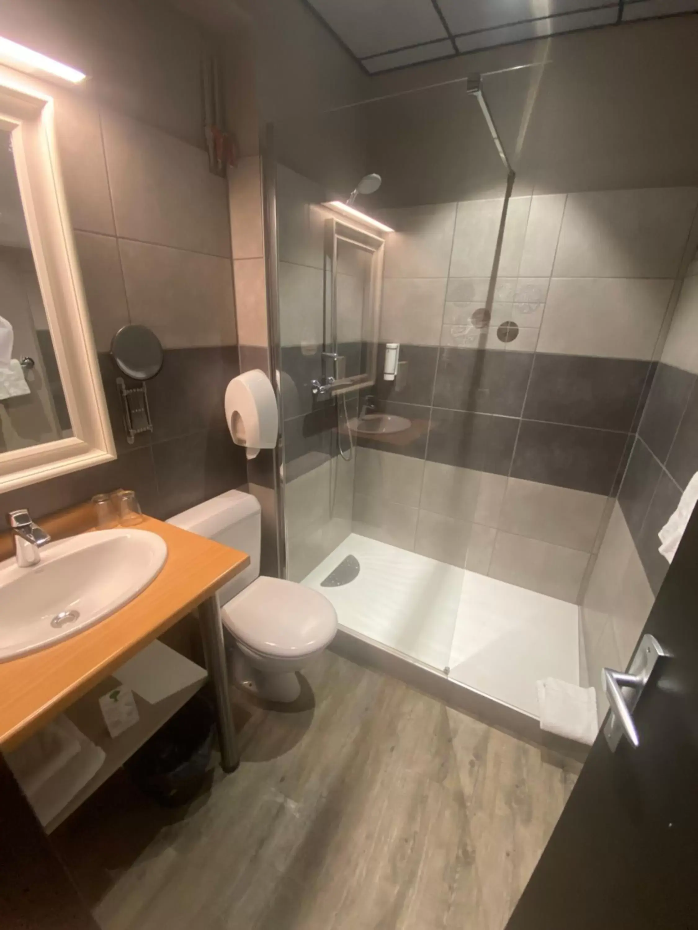 Shower, Bathroom in Hotel Des Lices