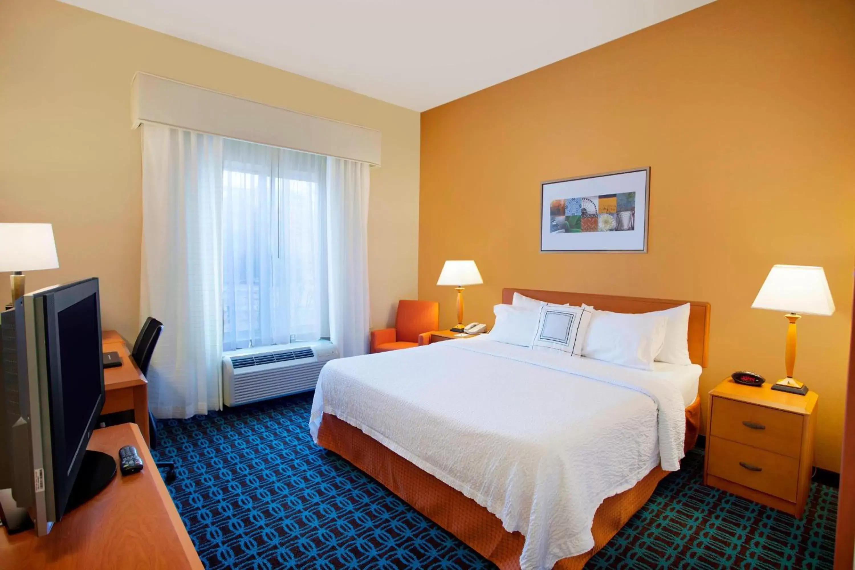 Photo of the whole room, Bed in Fairfield Inn & Suites Detroit Metro Airport Romulus