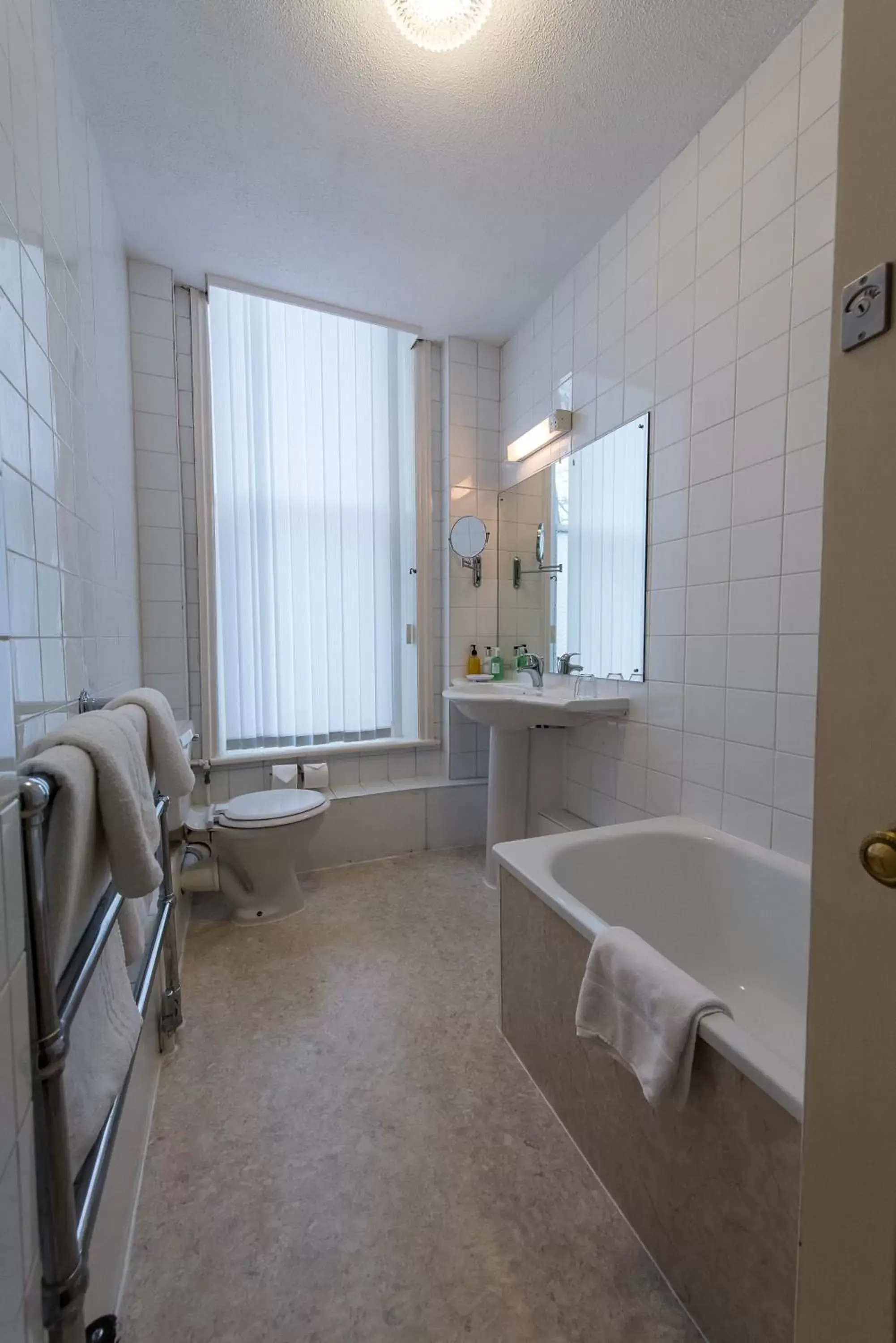 Bathroom, Seating Area in Best Western Clifton Hotel- One of the best coastal views in Folkestone