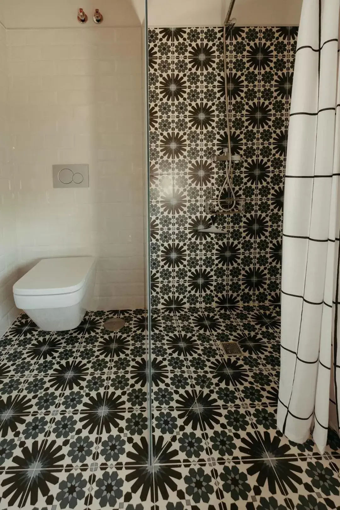 Shower, Bathroom in Casa Victoire Ayamonte