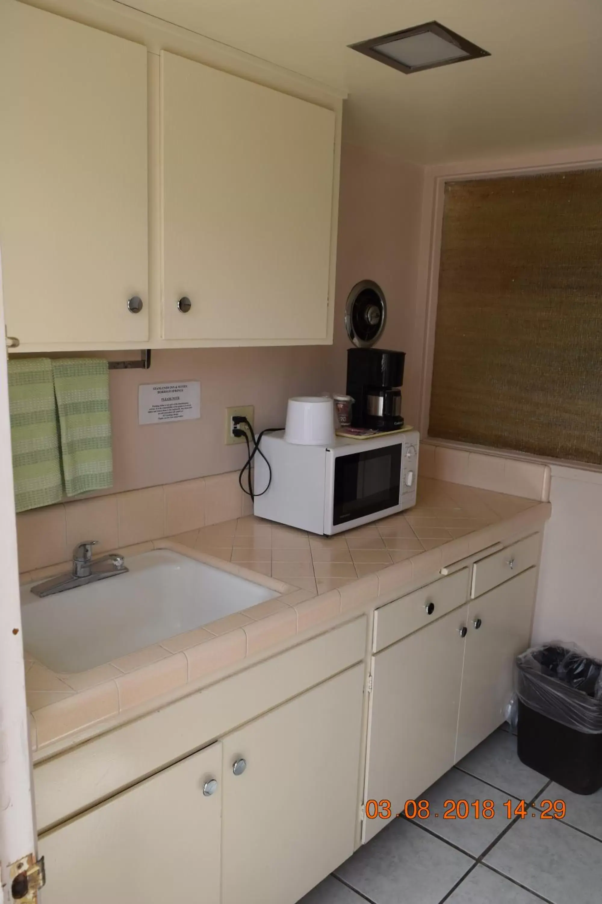 Kitchen/Kitchenette in Stanlunds Inn and Suites