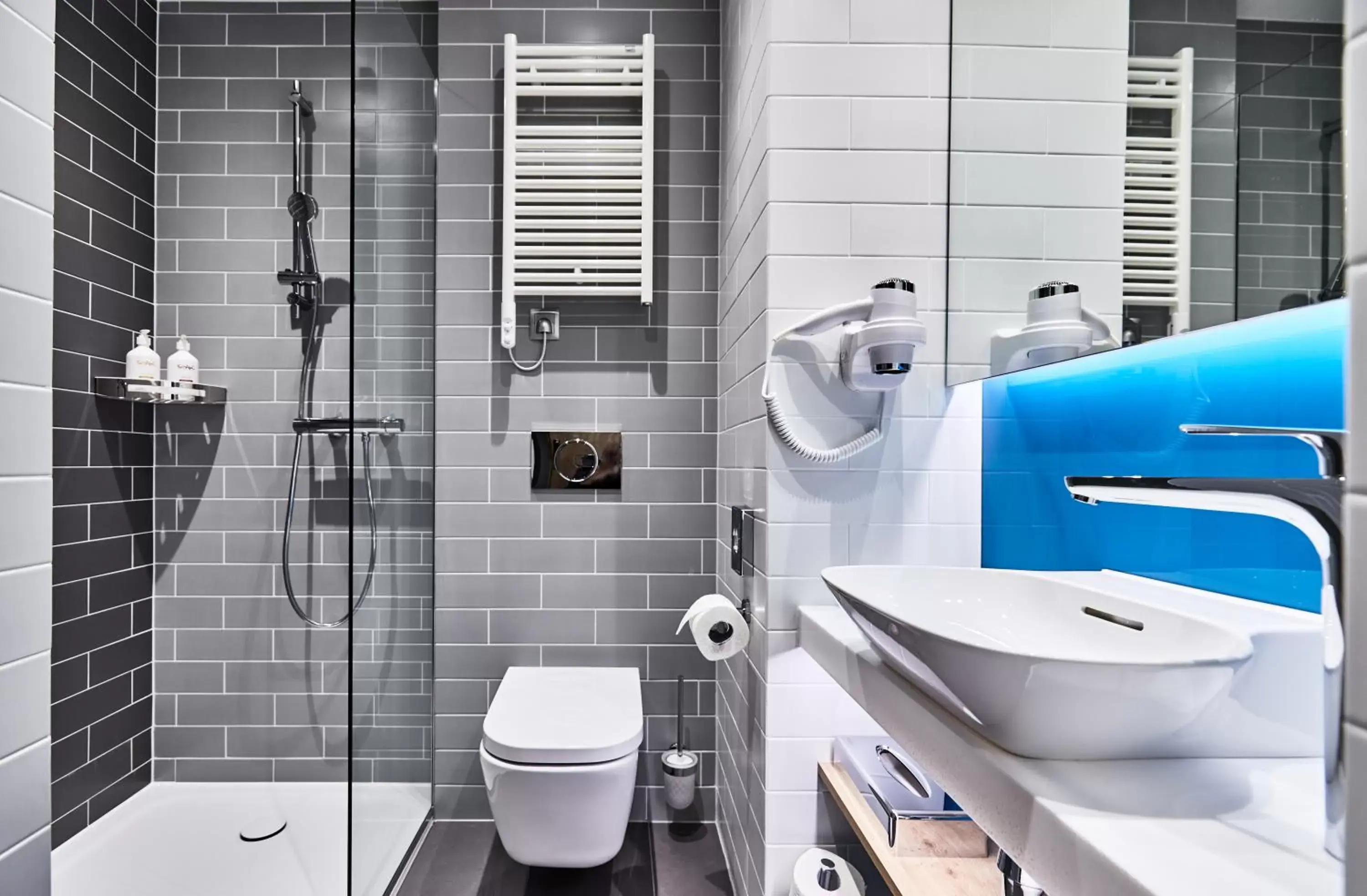 Shower, Bathroom in Holiday Inn Express - Warsaw - The HUB, an IHG Hotel