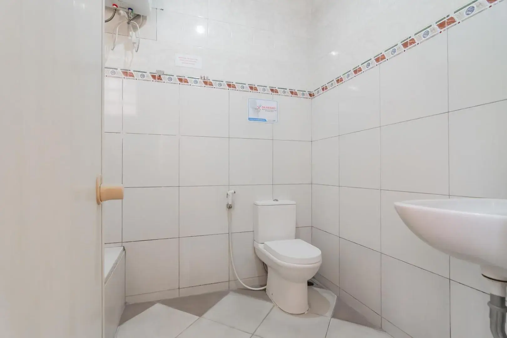 Bathroom in Rossan Villa Hotel near Sersan Bajuri RedPartner