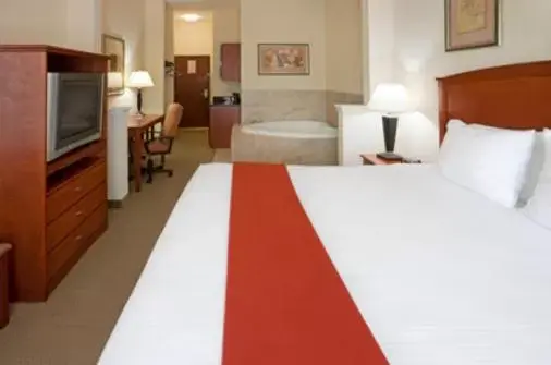 Photo of the whole room, Bed in Holiday Inn Express Hotel & Suites Decatur, TX, an IHG Hotel