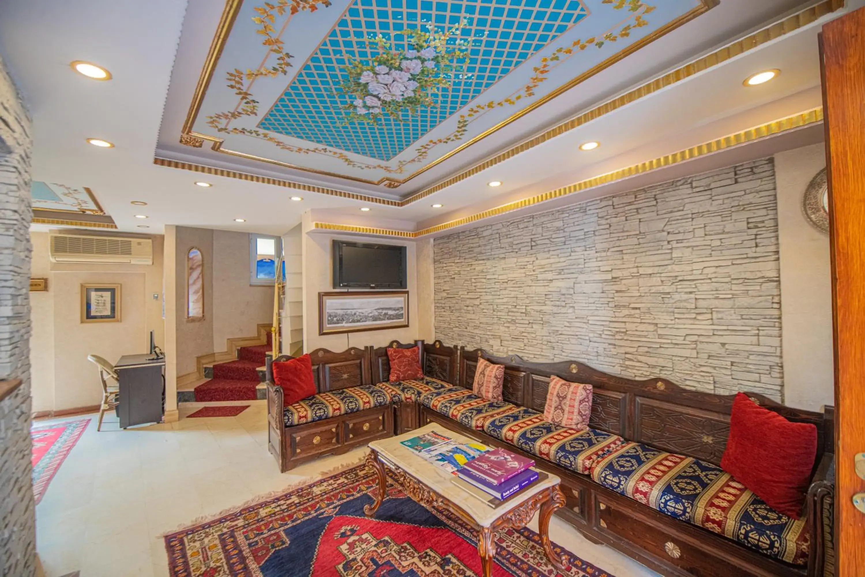 Communal lounge/ TV room in Kaftan Hotel