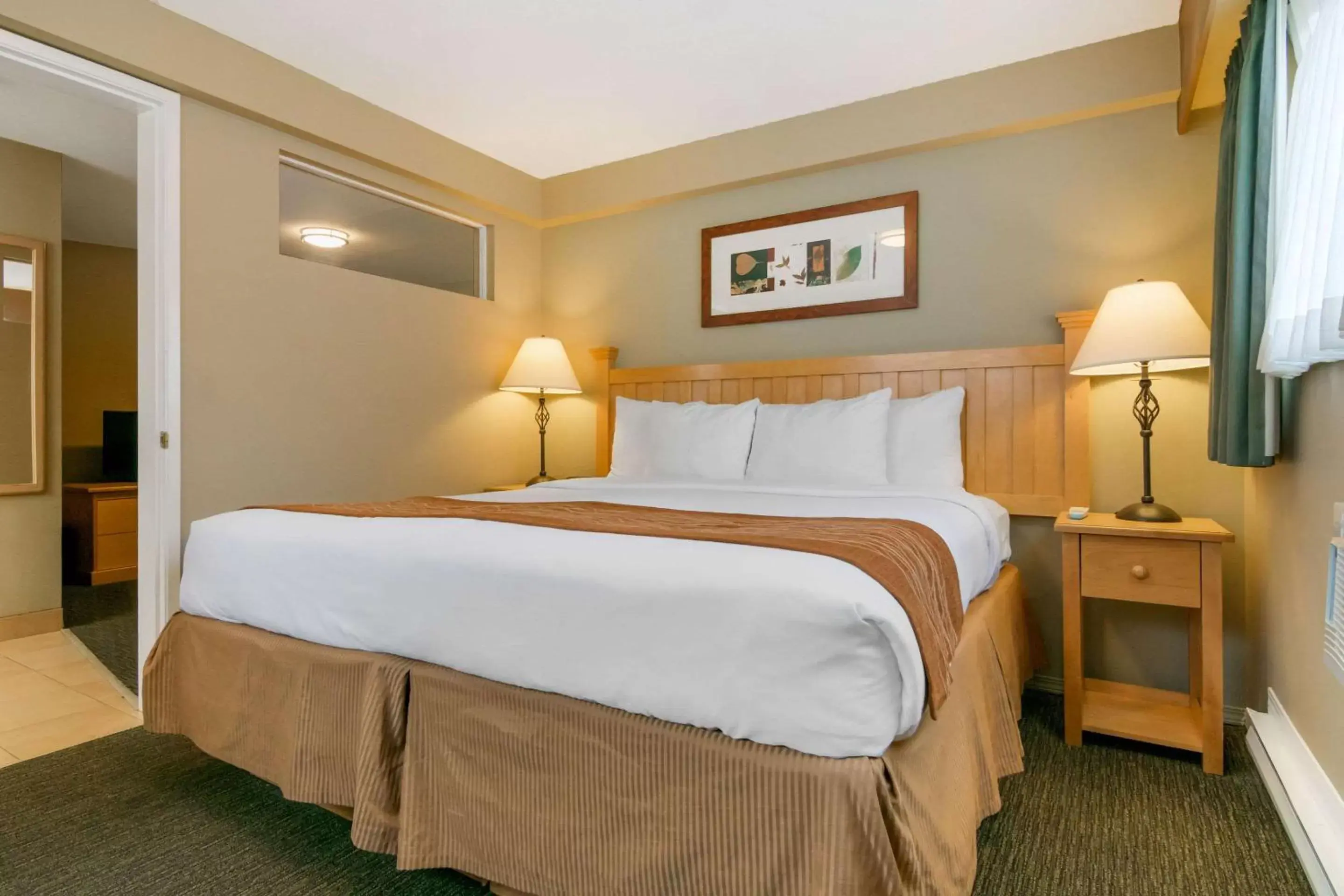 Bedroom, Bed in Econo Lodge Inn & Suites - North Vancouver