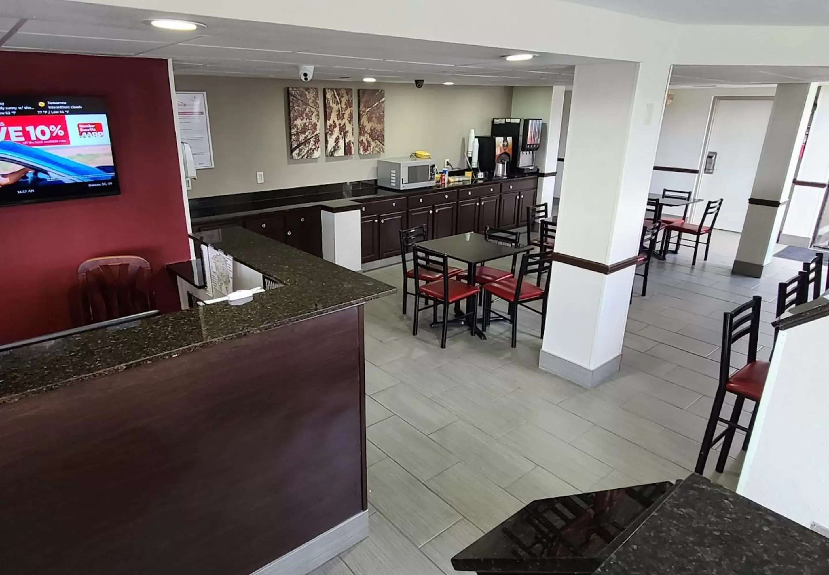 Lobby or reception, Restaurant/Places to Eat in Red Roof Inn & Suites Duncan