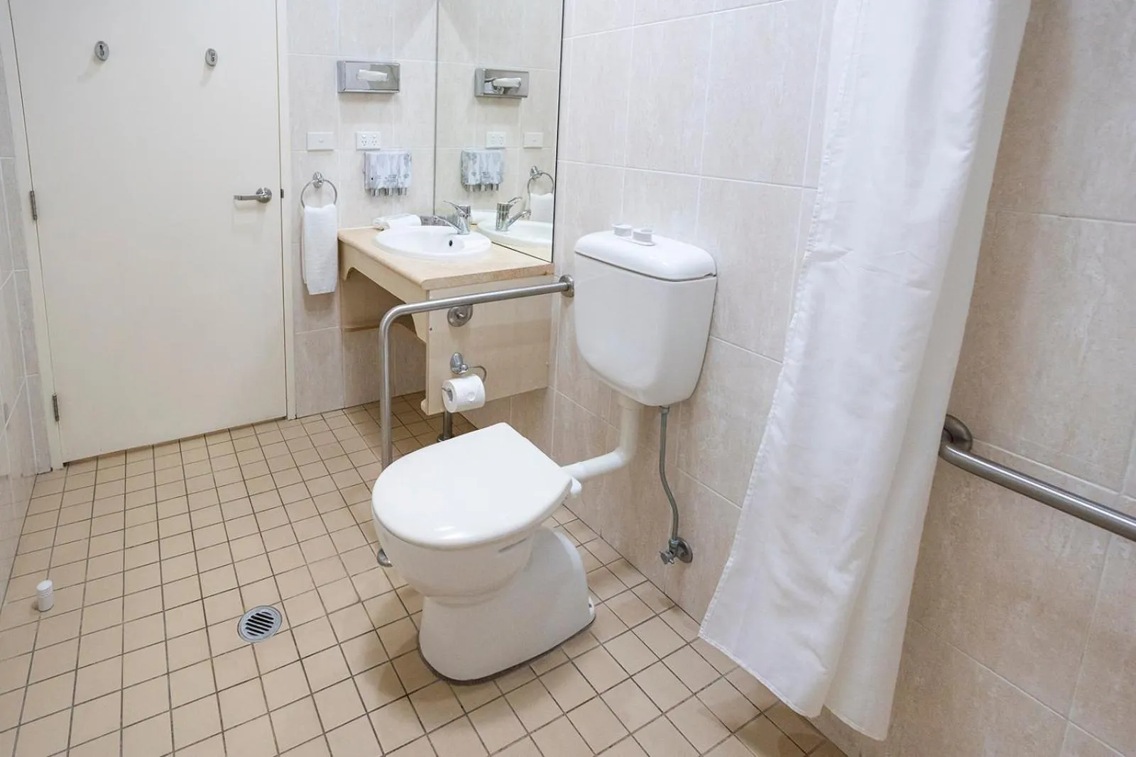 Shower in Hawkesbury Race Club Motel