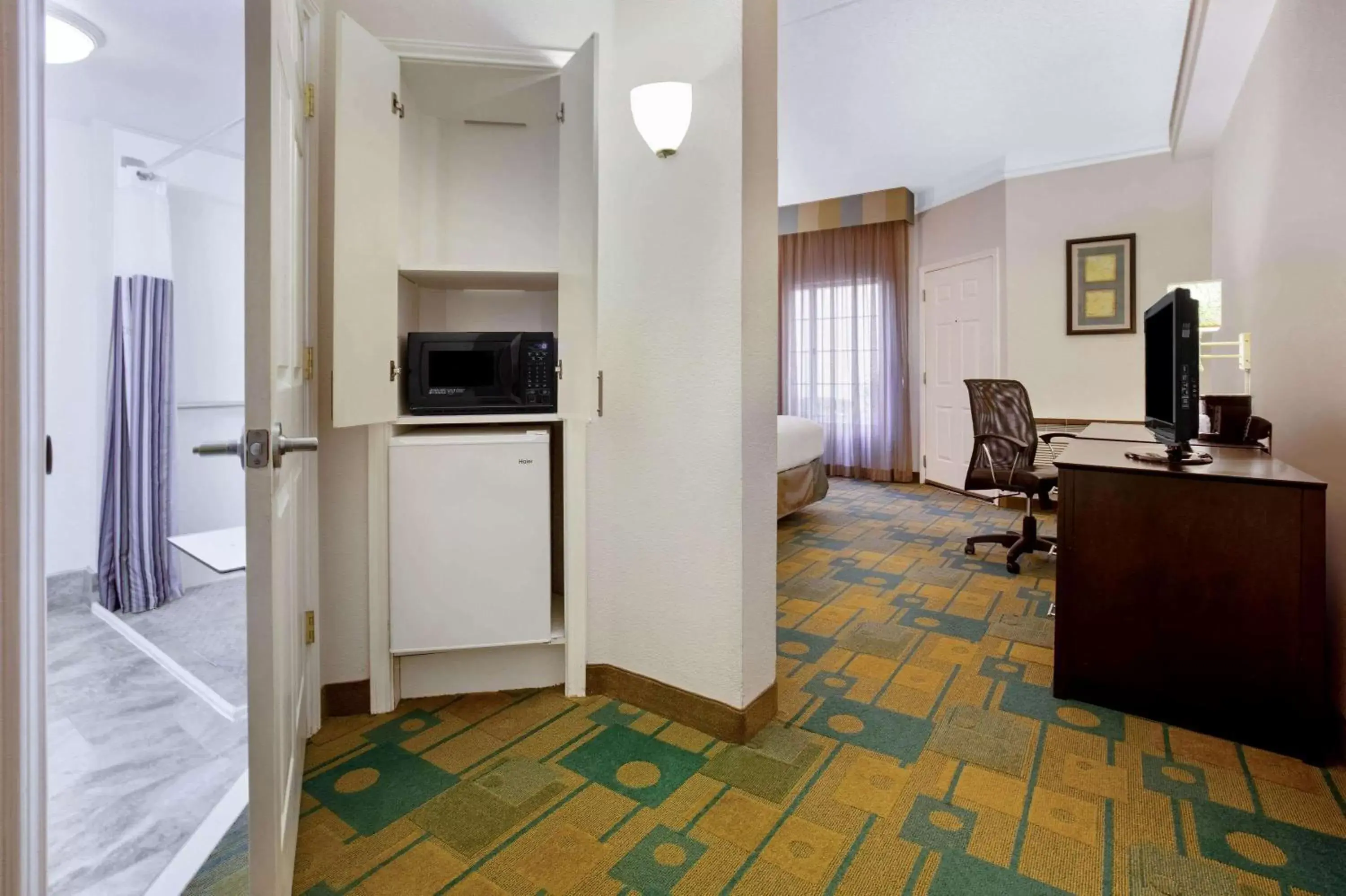 Photo of the whole room, Kitchen/Kitchenette in La Quinta by Wyndham Dallas DFW Airport North