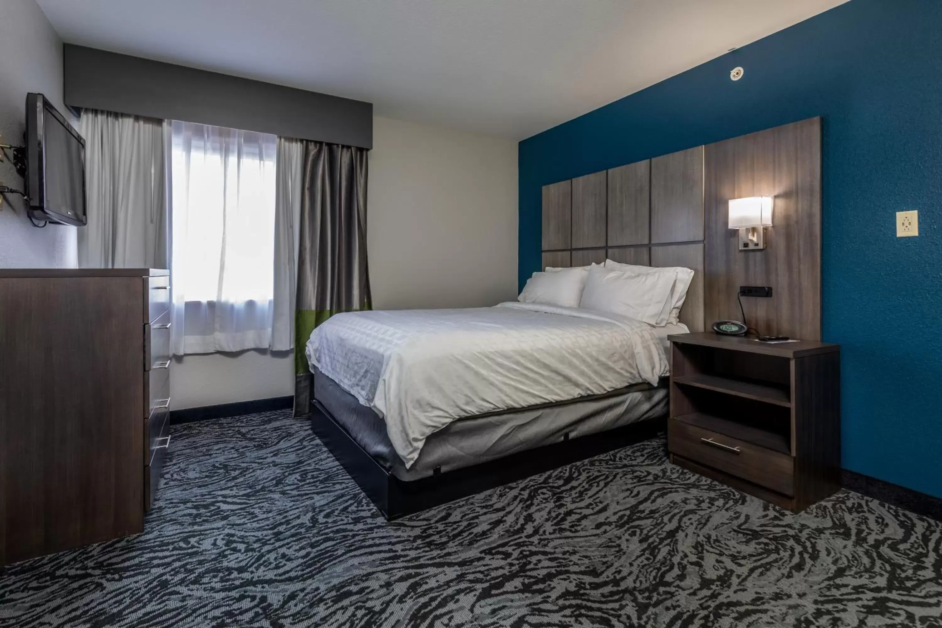 Bedroom, Bed in Candlewood Suites Knoxville Airport-Alcoa, an IHG Hotel