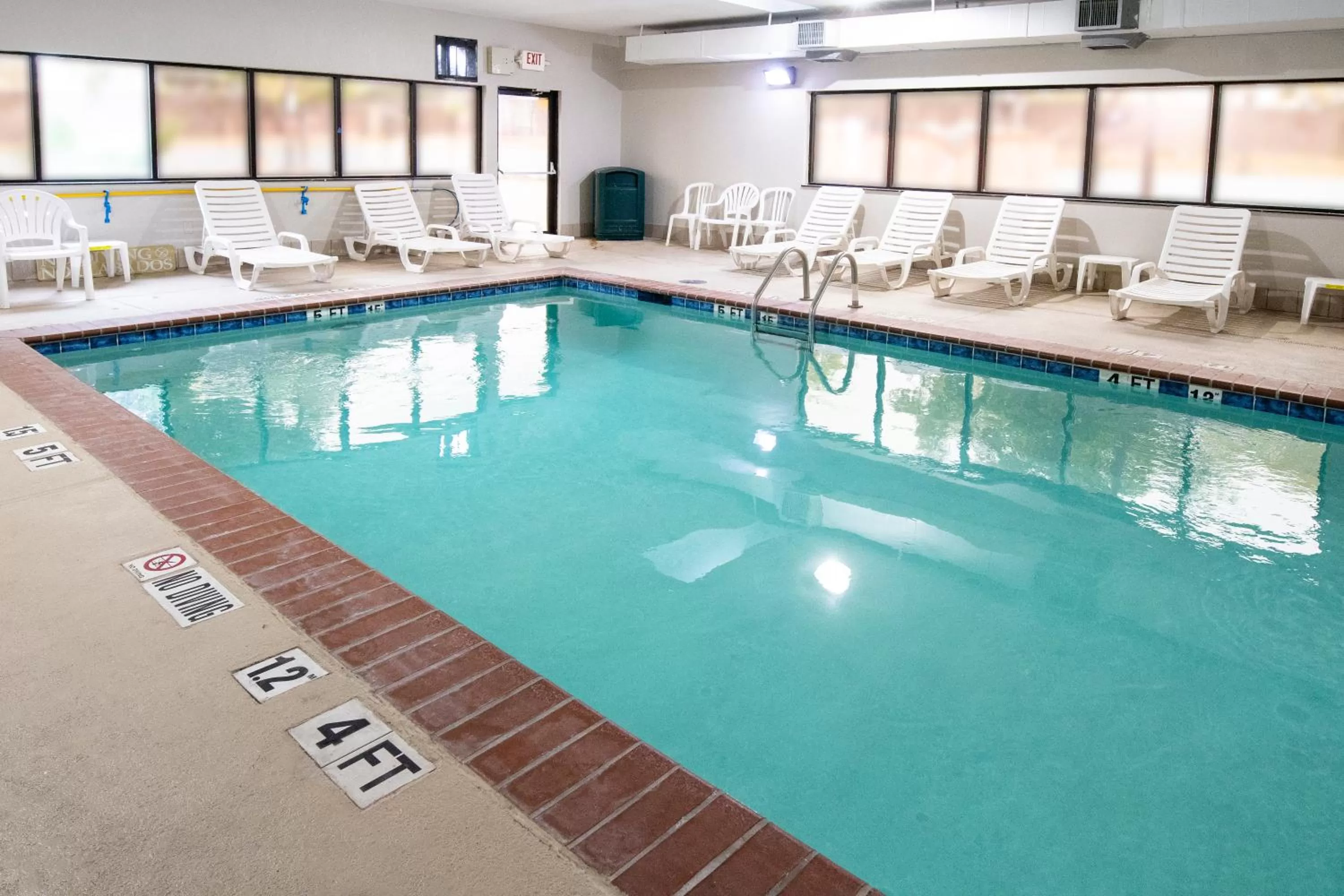 Swimming pool in Comfort Inn & Suites Near Medical Center