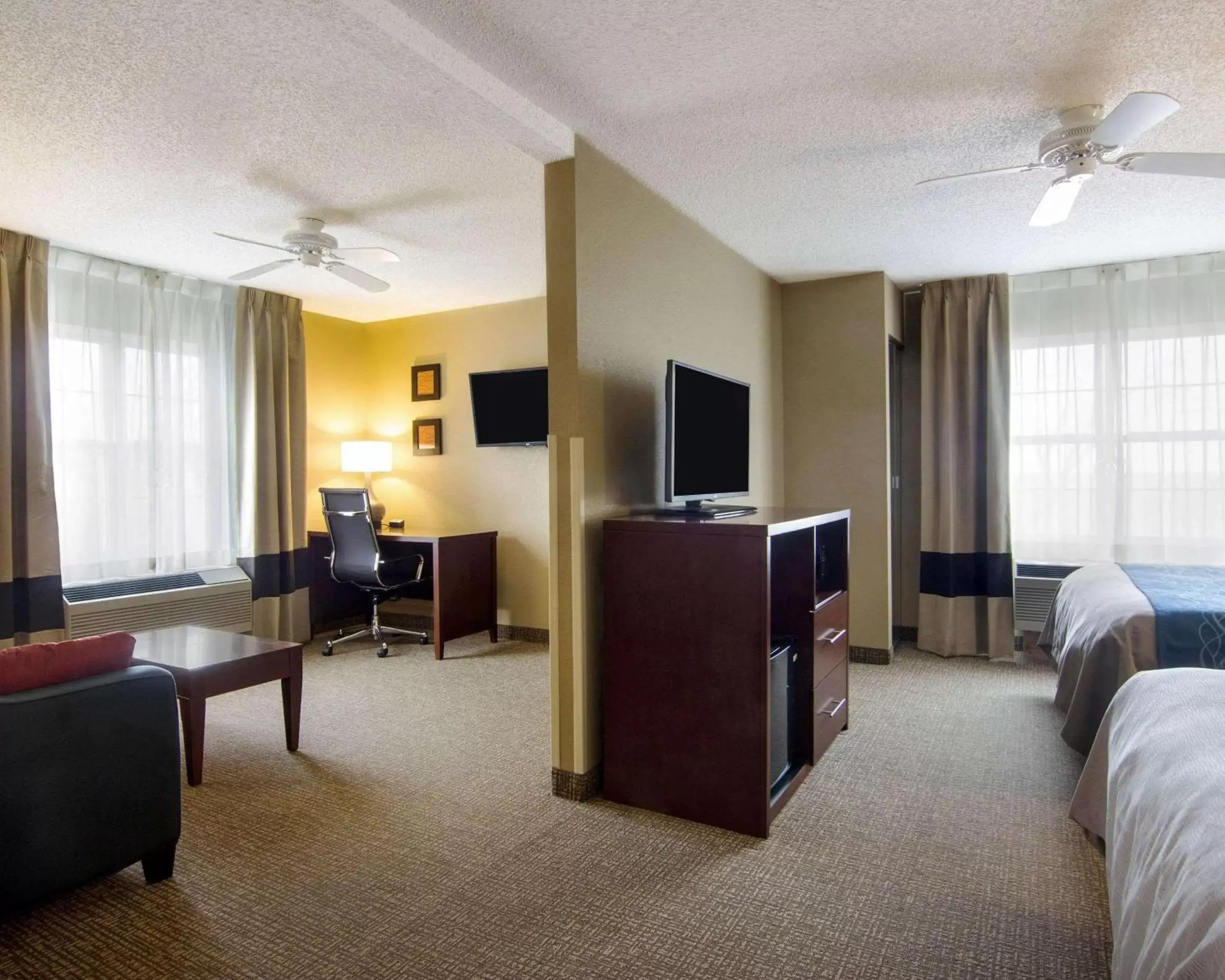 Photo of the whole room, TV/Entertainment Center in Comfort Inn & Suites Grafton-Cedarburg