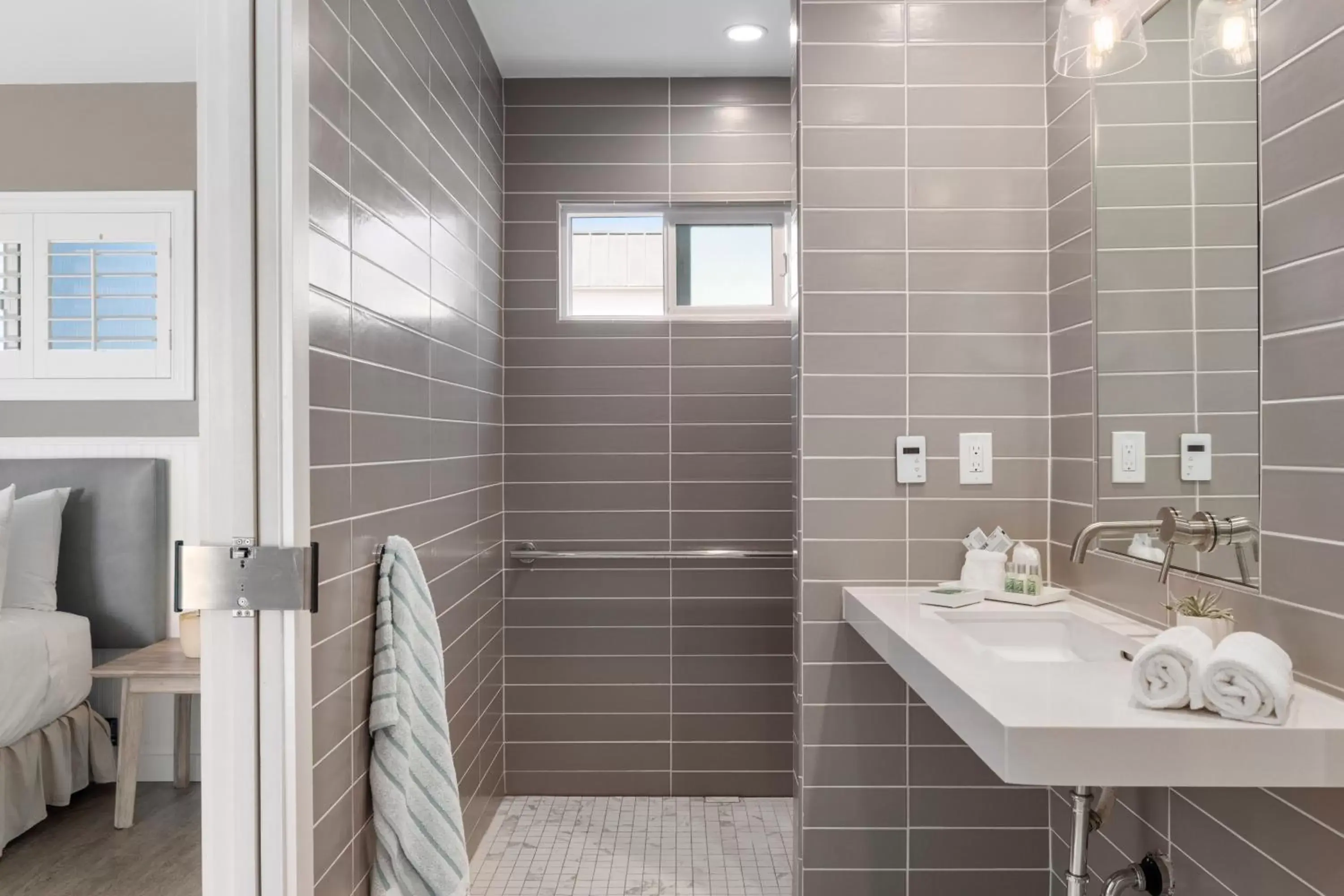 Shower, Bathroom in Sea Sprite Ocean Front Hotel