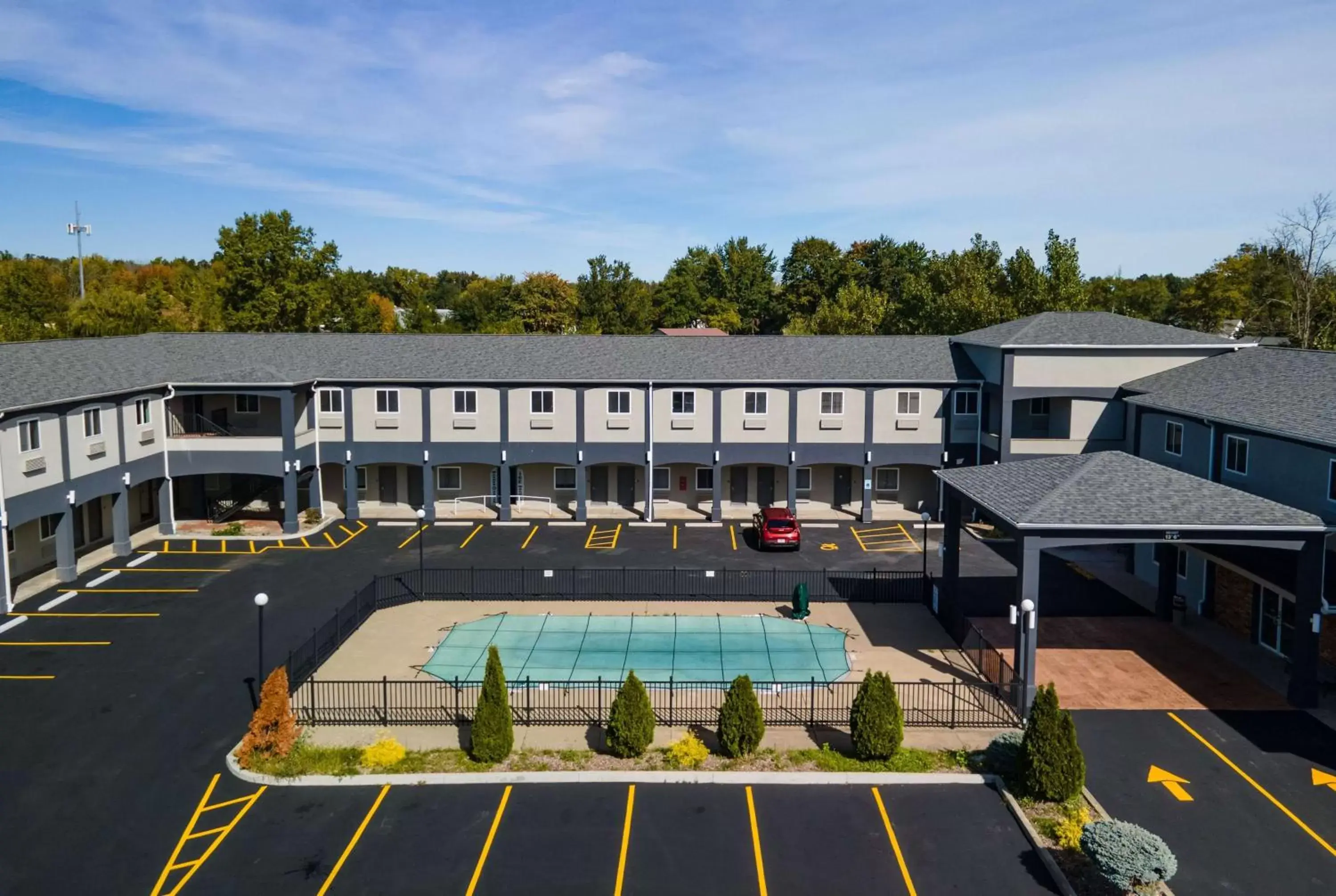 Property building, Pool View in Days Inn & Suites by Wyndham Niagara Falls/Buffalo