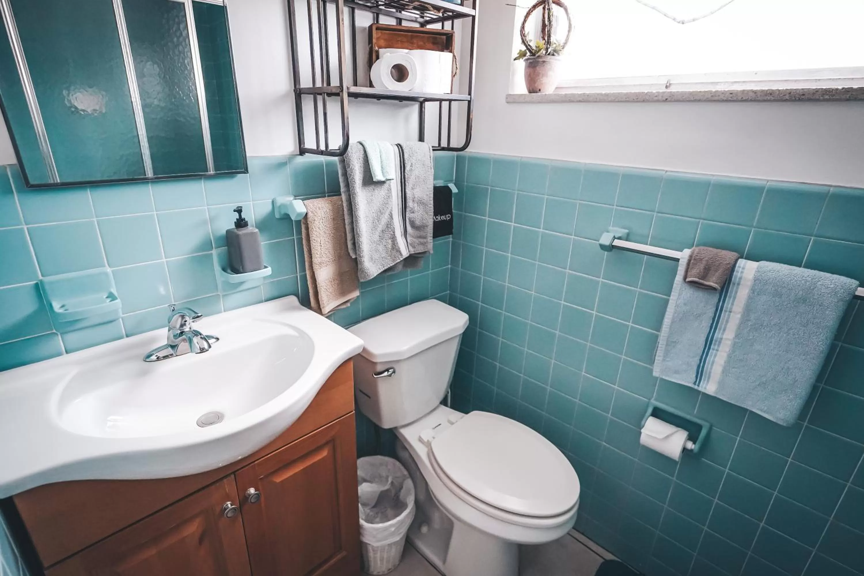 Bathroom in Hollywood Light Haven Lodge