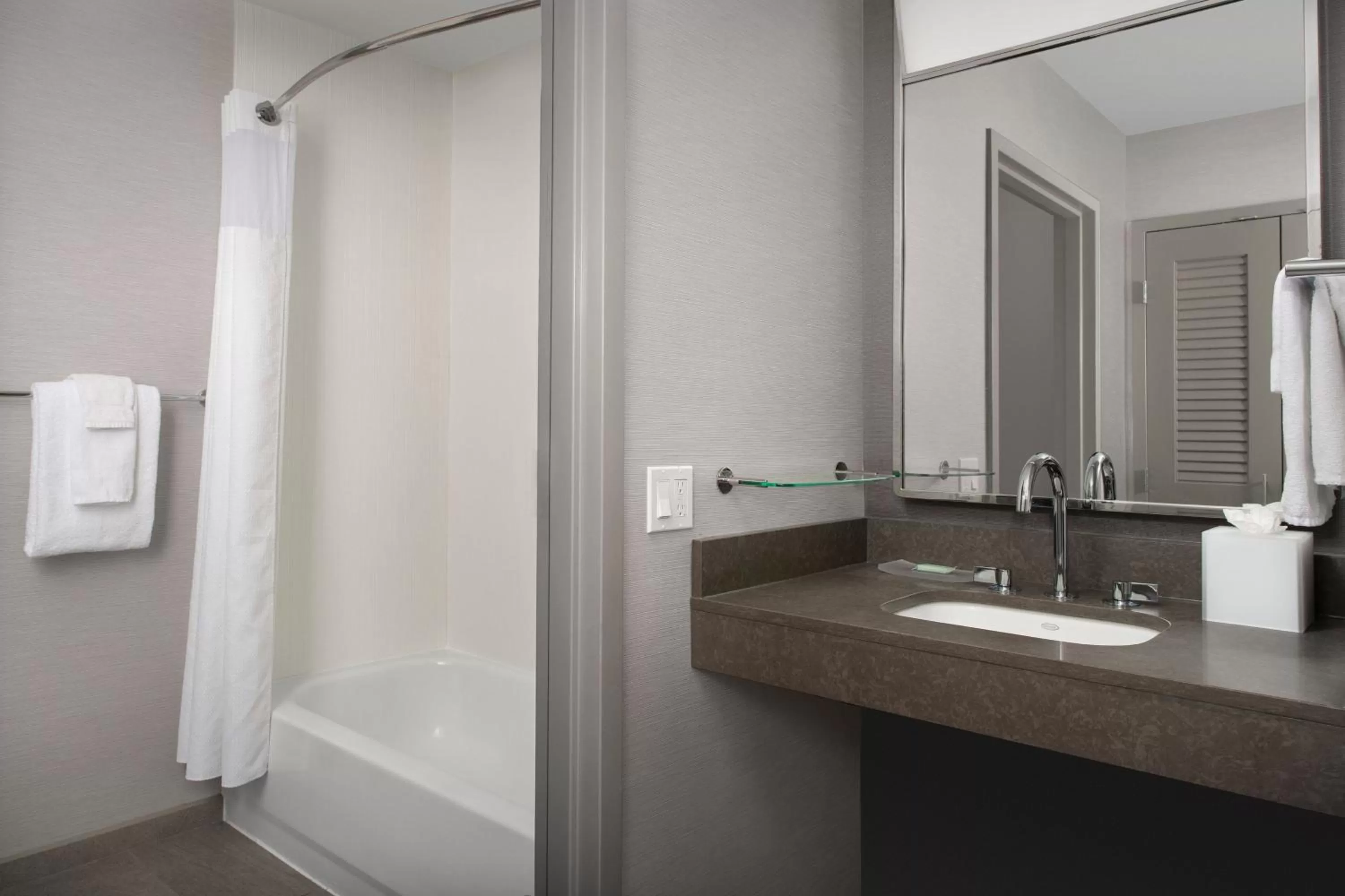 Photo of the whole room in Courtyard by Marriott Savannah Downtown - Historic District