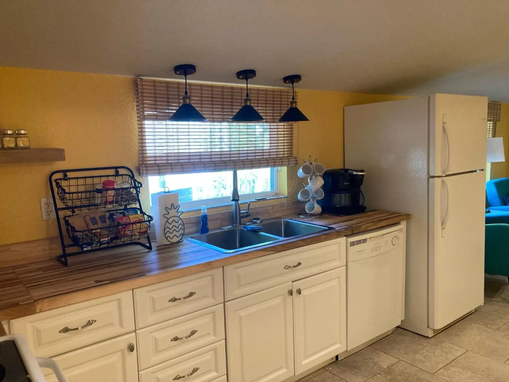 Kitchen/Kitchenette in 3Gulls Inn Ozona-Boutique Hotel-Steps from Restaurants & Brewery-Pet Friendly