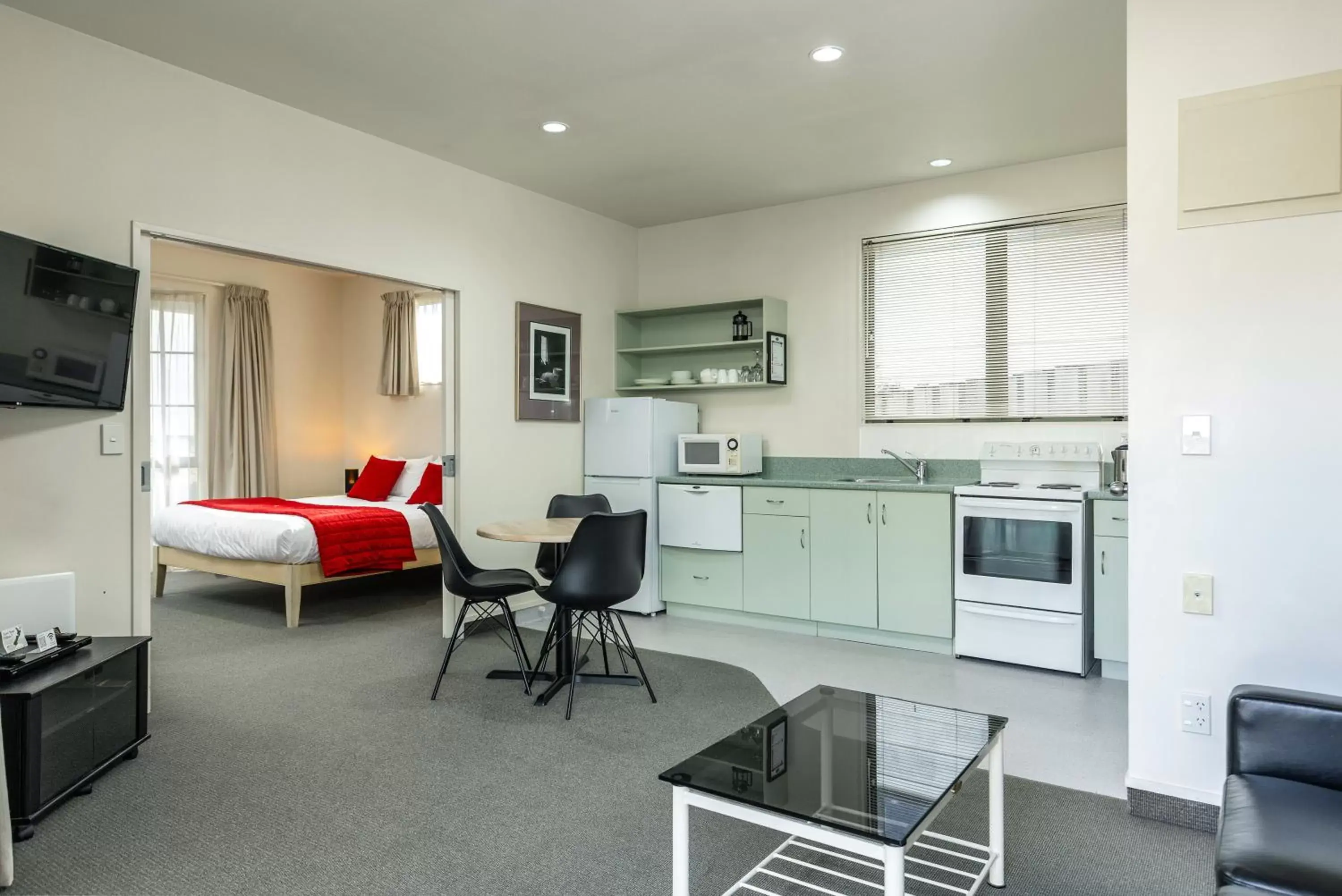 Kitchen/Kitchenette in Jasmine Court Motel