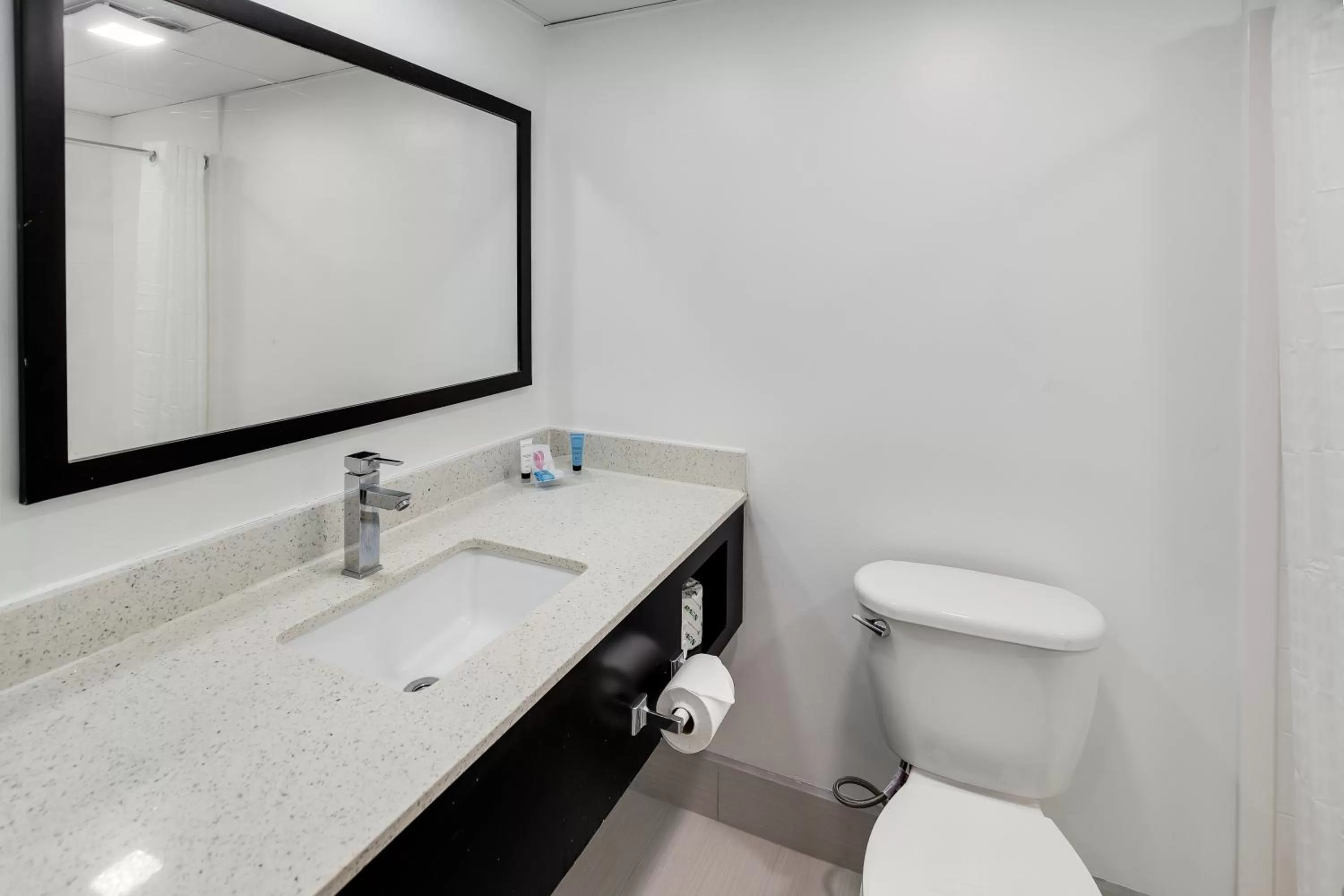 Shower in Blu Atlantic Hotel & Suites