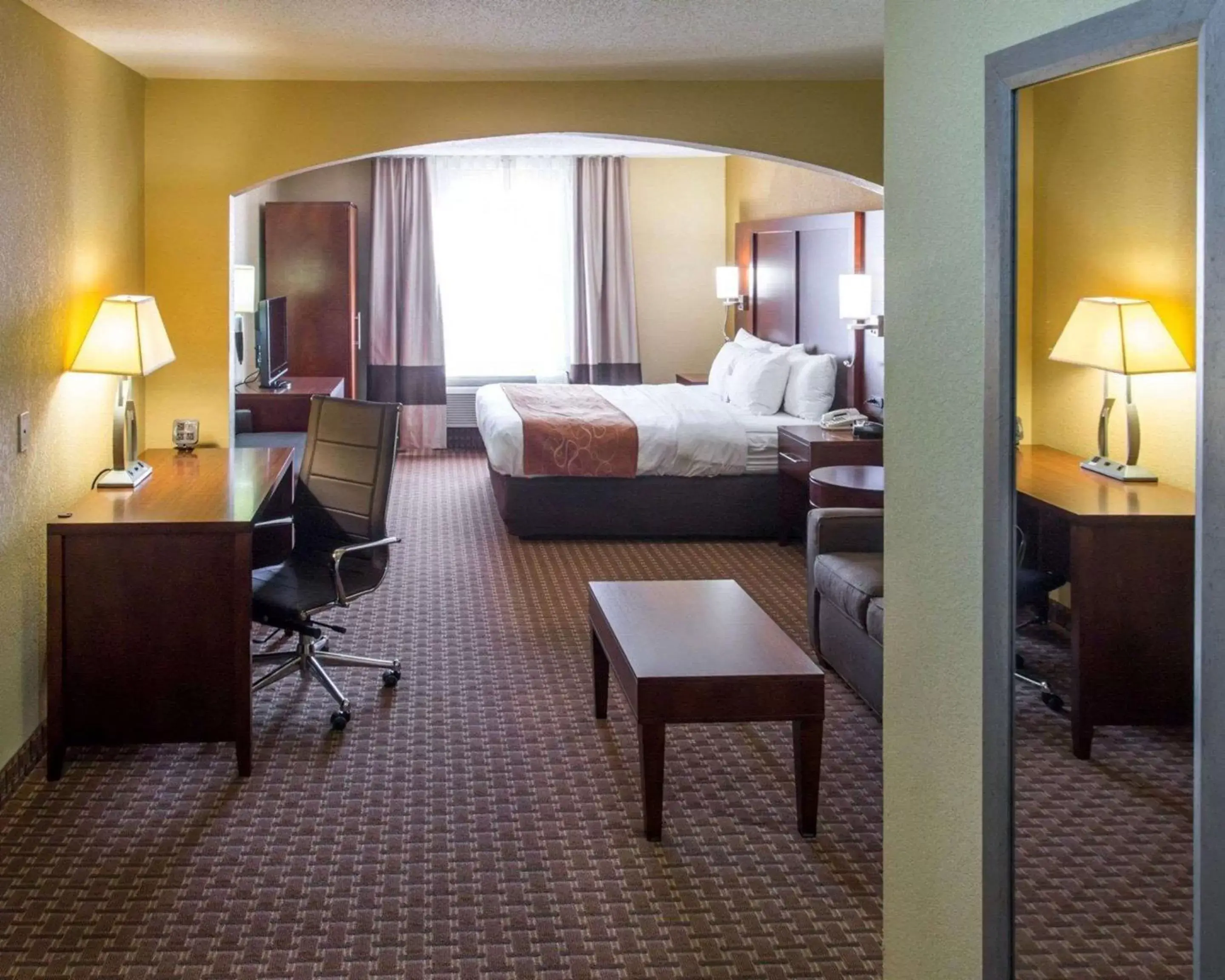 Photo of the whole room, Bed in Comfort Suites Port Allen - Baton Rouge