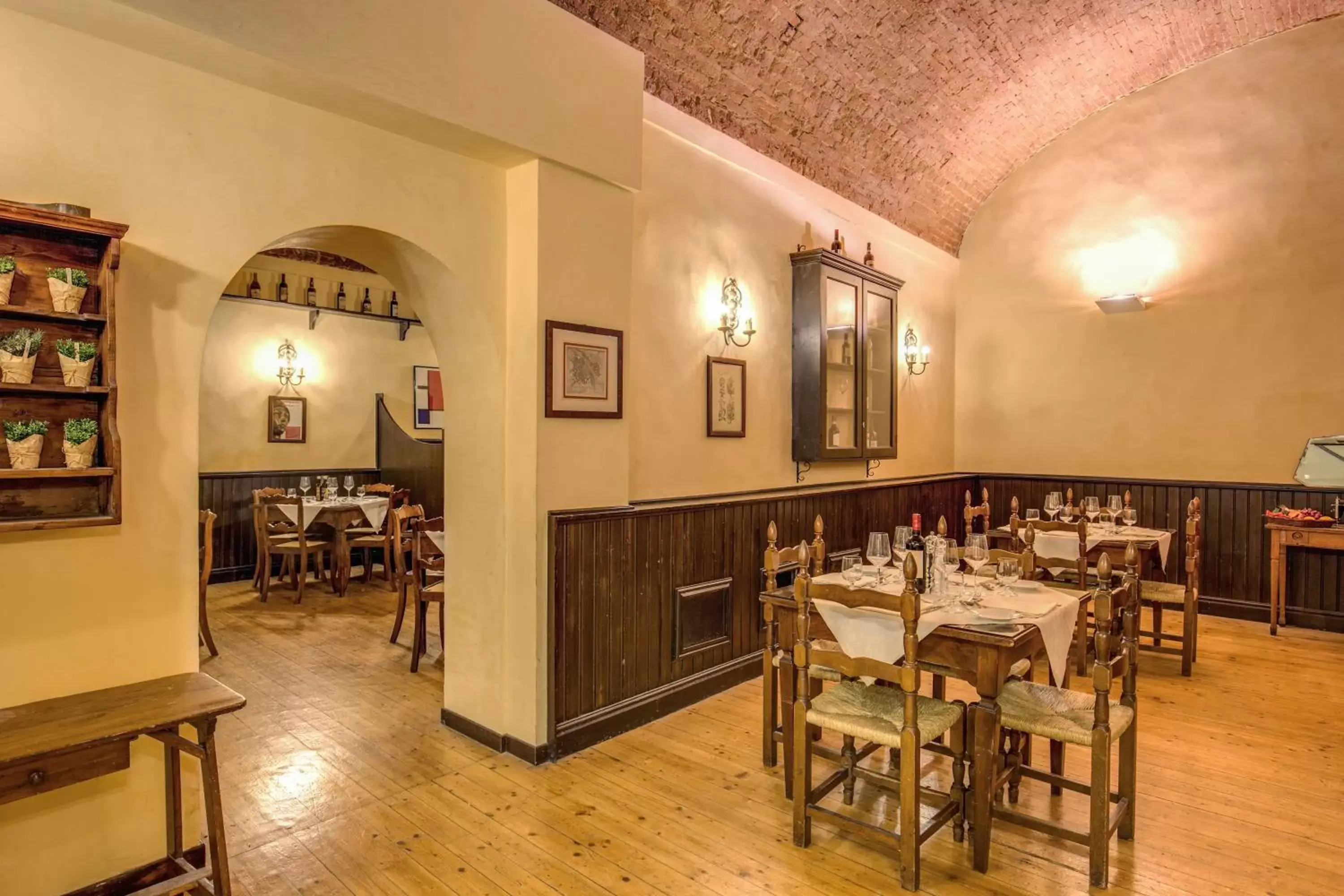 Restaurant/Places to Eat in Hotel Croce Di Malta