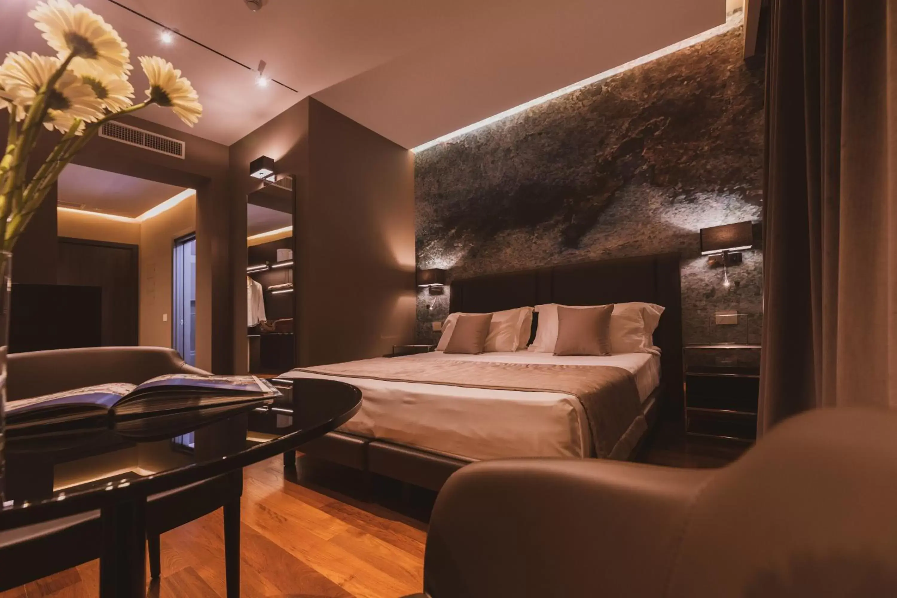 TV and multimedia, Bed in Callistos Hotel & Spa TV and multimedia, Bed in Callistos Hotel & Spa