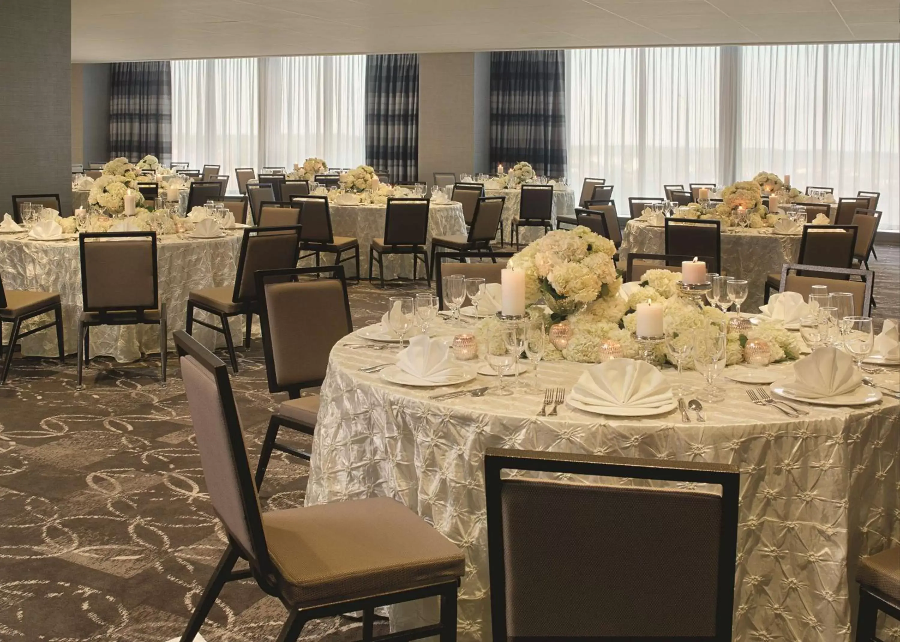 Meeting/conference room, Restaurant/Places to Eat in DoubleTree by Hilton Hotel Cedar Rapids Convention Complex