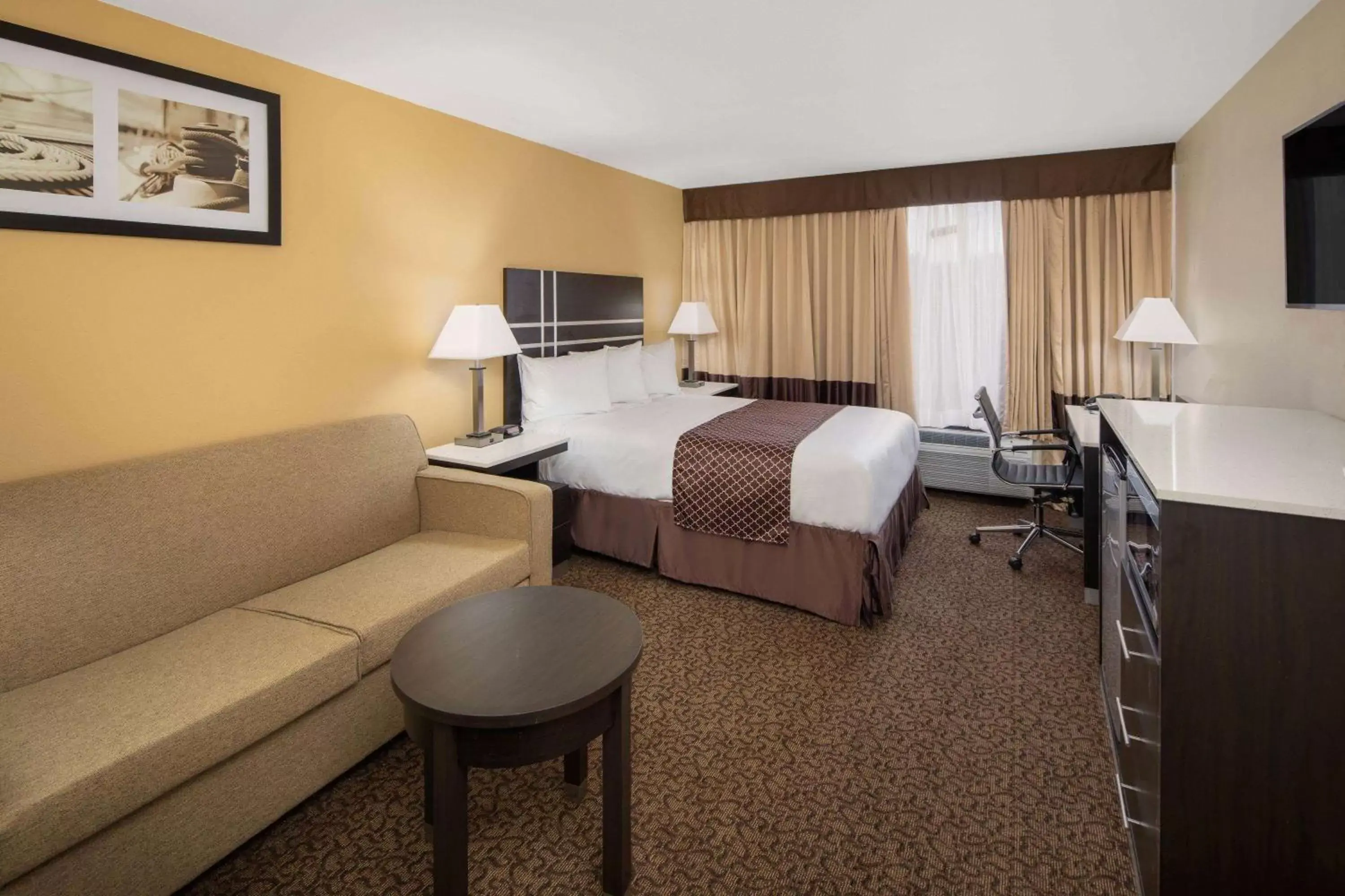 Photo of the whole room, Bed in Baymont Inn & Suites by Wyndham Hammond