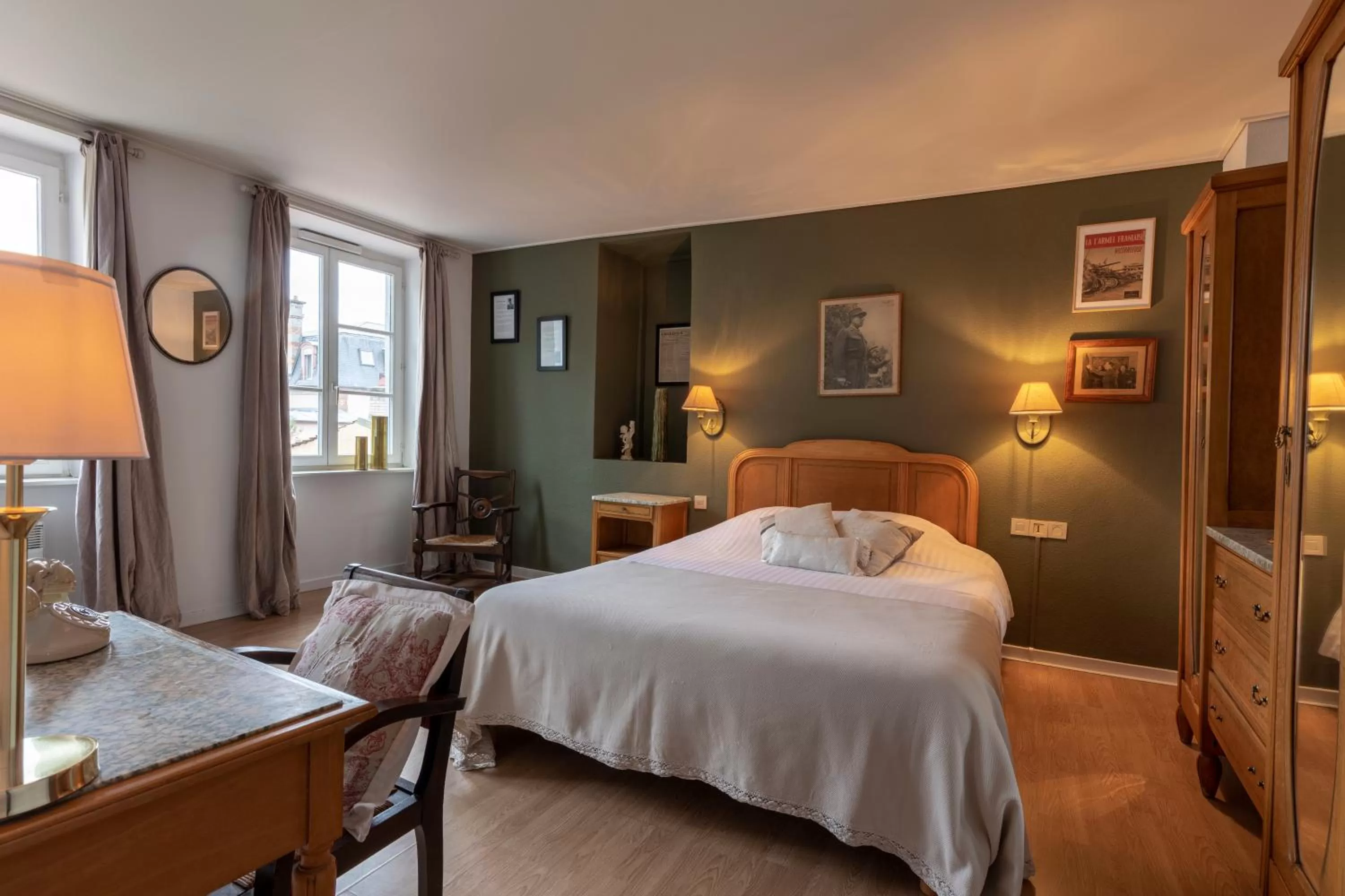 Photo of the whole room, Bed in The Originals Boutique, Hôtel de la Balance, Montbéliard